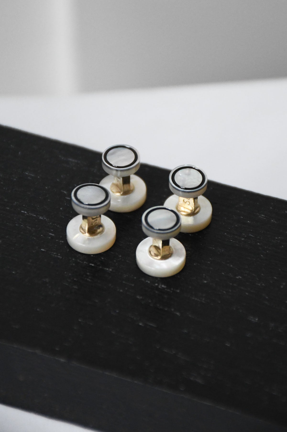 Black circle stud earrings by Samuel Gassmann for Ardentes Clipei, featuring sleek, modern design with a minimalist style.