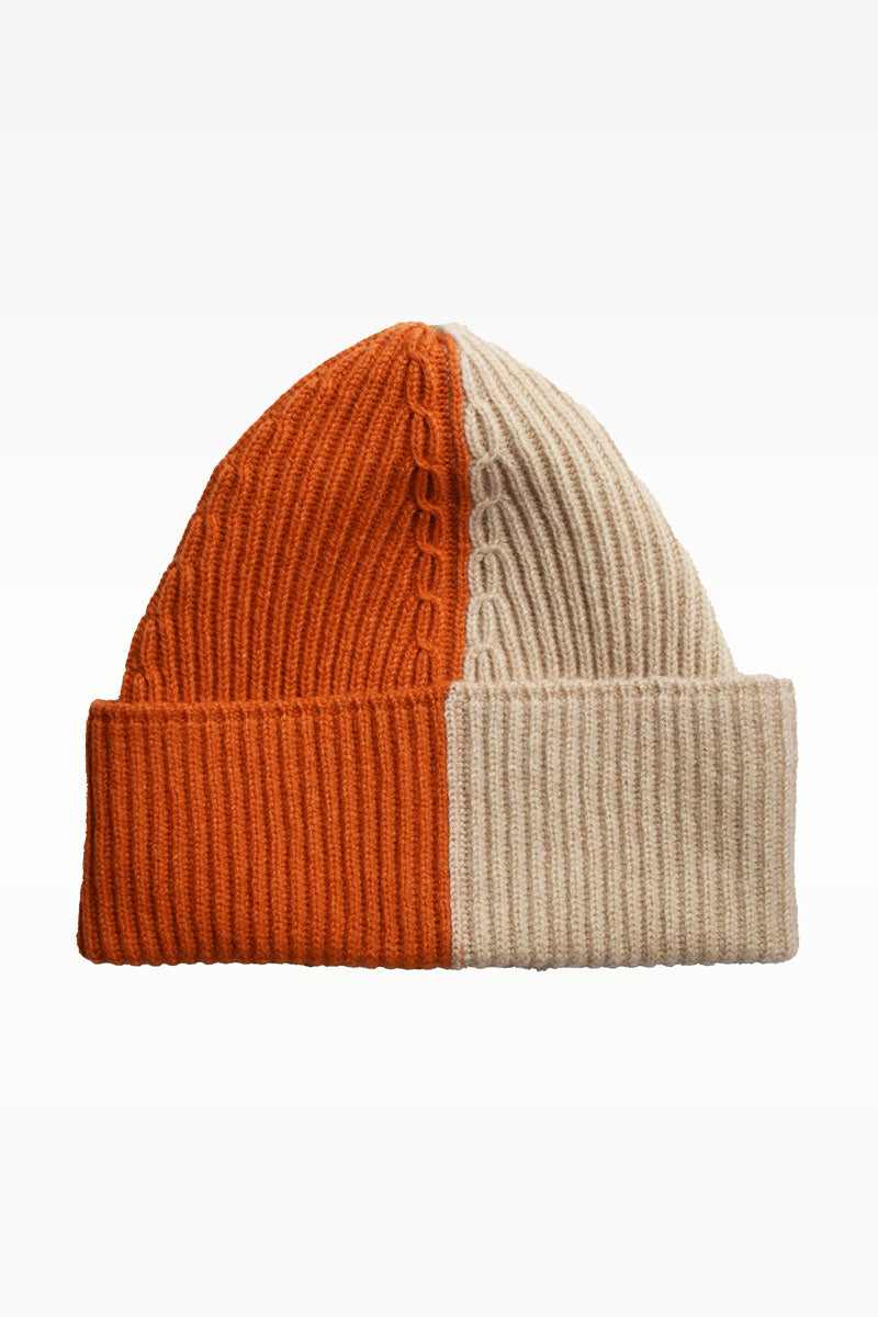 Orange beige cashmere bonnet by Ardentes Clipei, featuring a soft, cozy knit design perfect for cold weather.