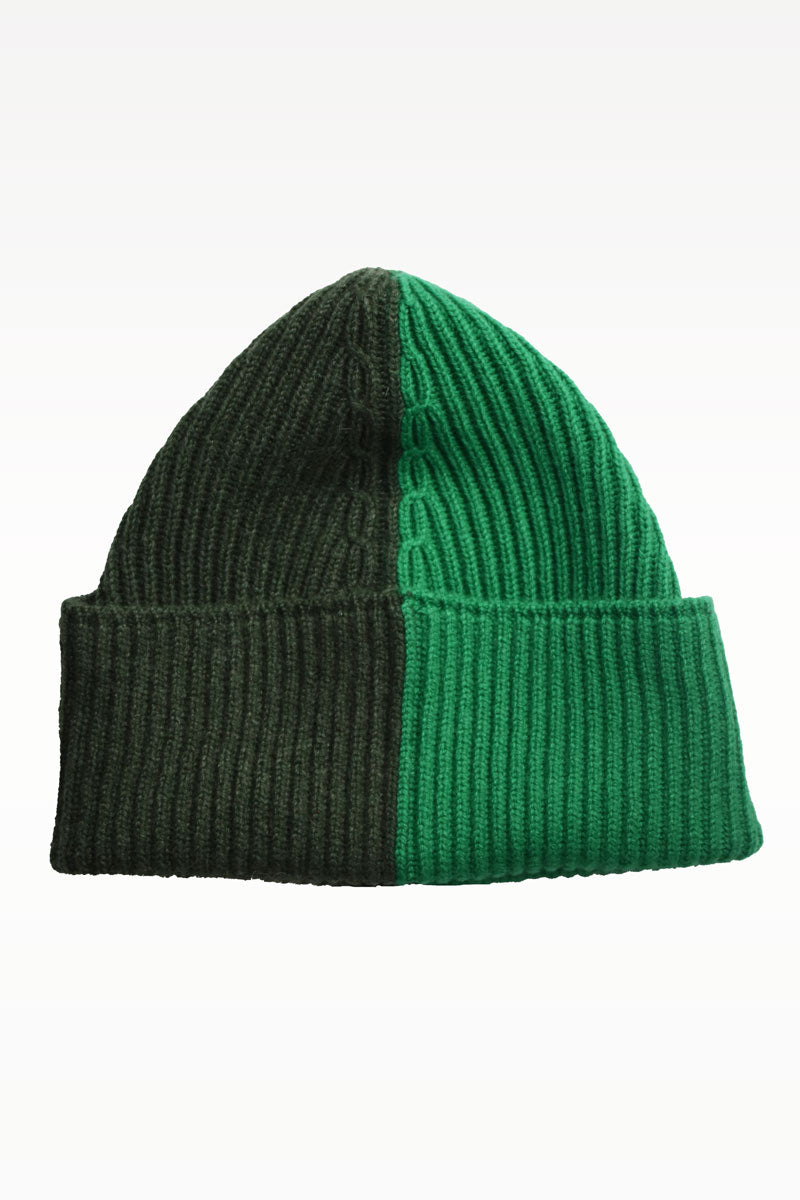 Vert bicolore cachemire bonnet by Ardentes Clipei, soft and cozy knit with stylish color blocking design.