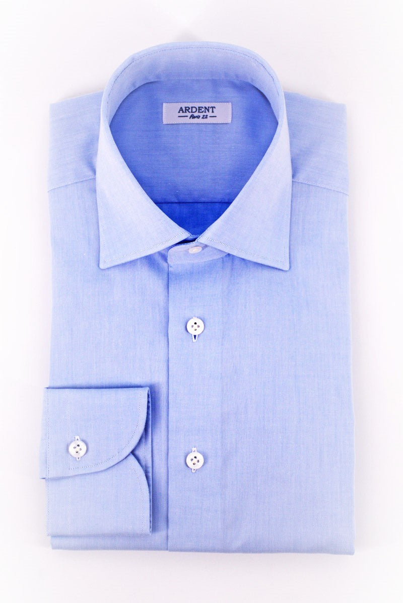 Light blue classic cotton twill chemise by Ardentes Clipei, featuring a traditional collar and tailored fit.