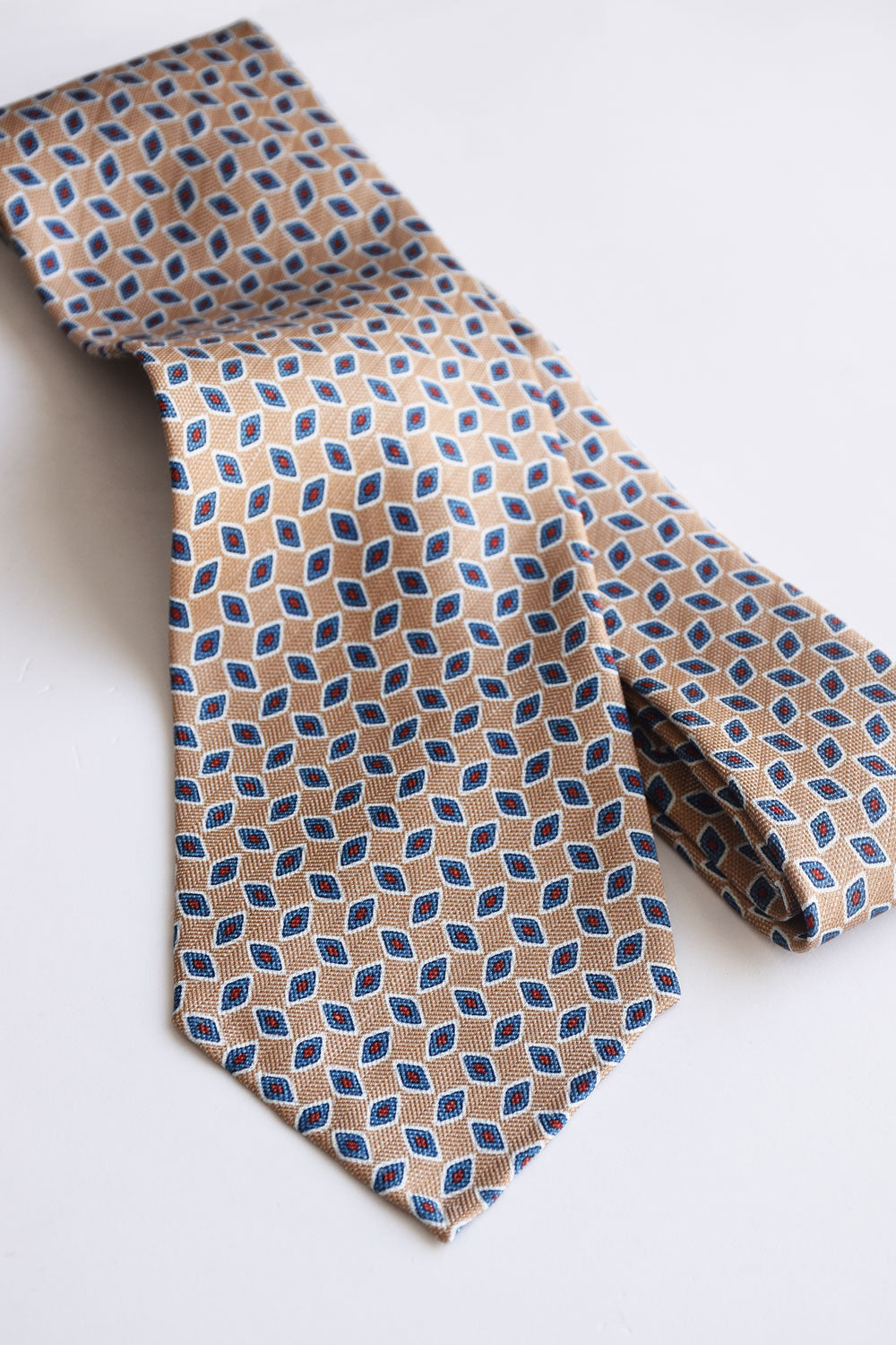 Beige geometric motif silk and linen tie by Ardentes Clipei, featuring a stylish pattern and elegant texture.