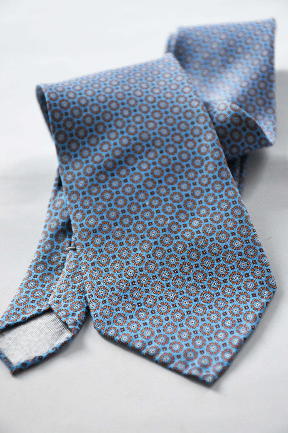 Blue sky geometric motif silk and linen cravate by Ardentes Clipei, featuring a stylish and elegant design.