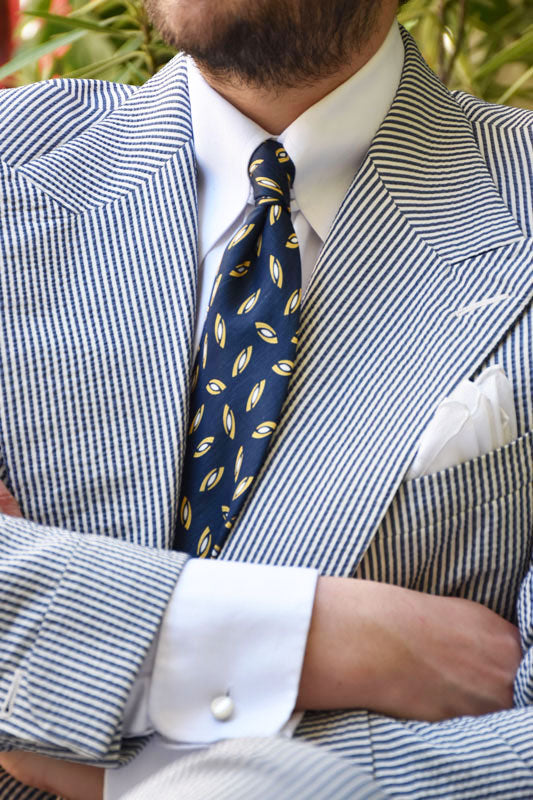 Navy tie with feather motif by Ardentes Clipei, featuring a stylish marine pattern, perfect for sophisticated formal wear.