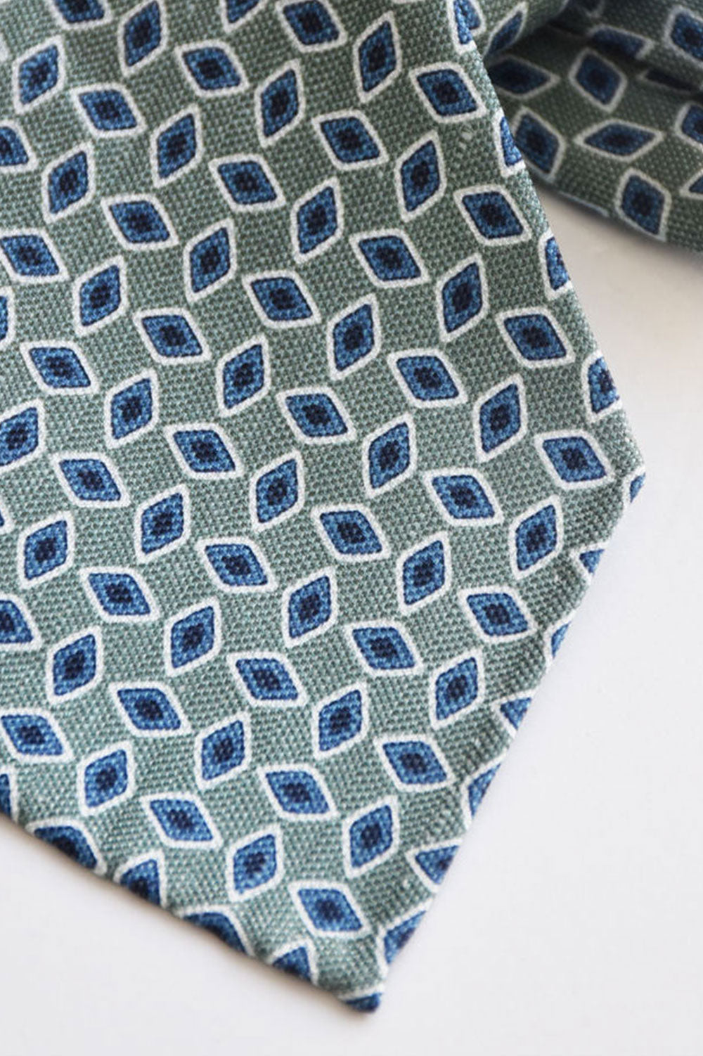 Green water tie with geometric pattern made of silk and linen by Ardentes Clipei, featuring a stylish and textured design.