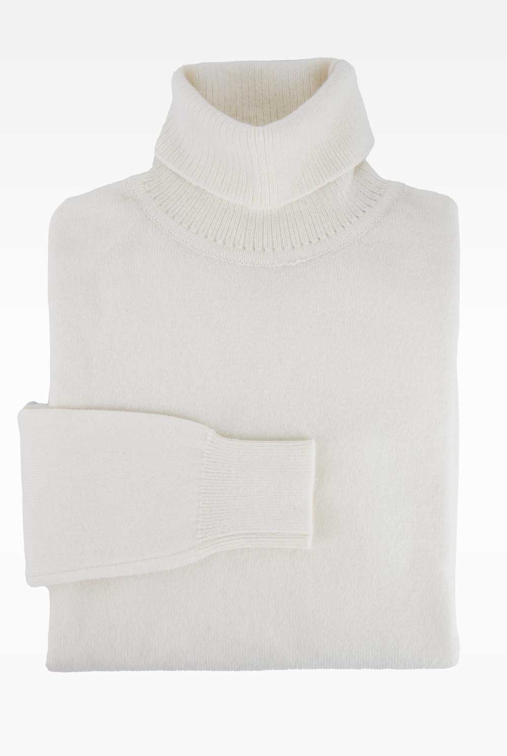 Ardentes Clipei cream-colored wool turtleneck sweater for women, close-up of soft knit fabric and high neckline.