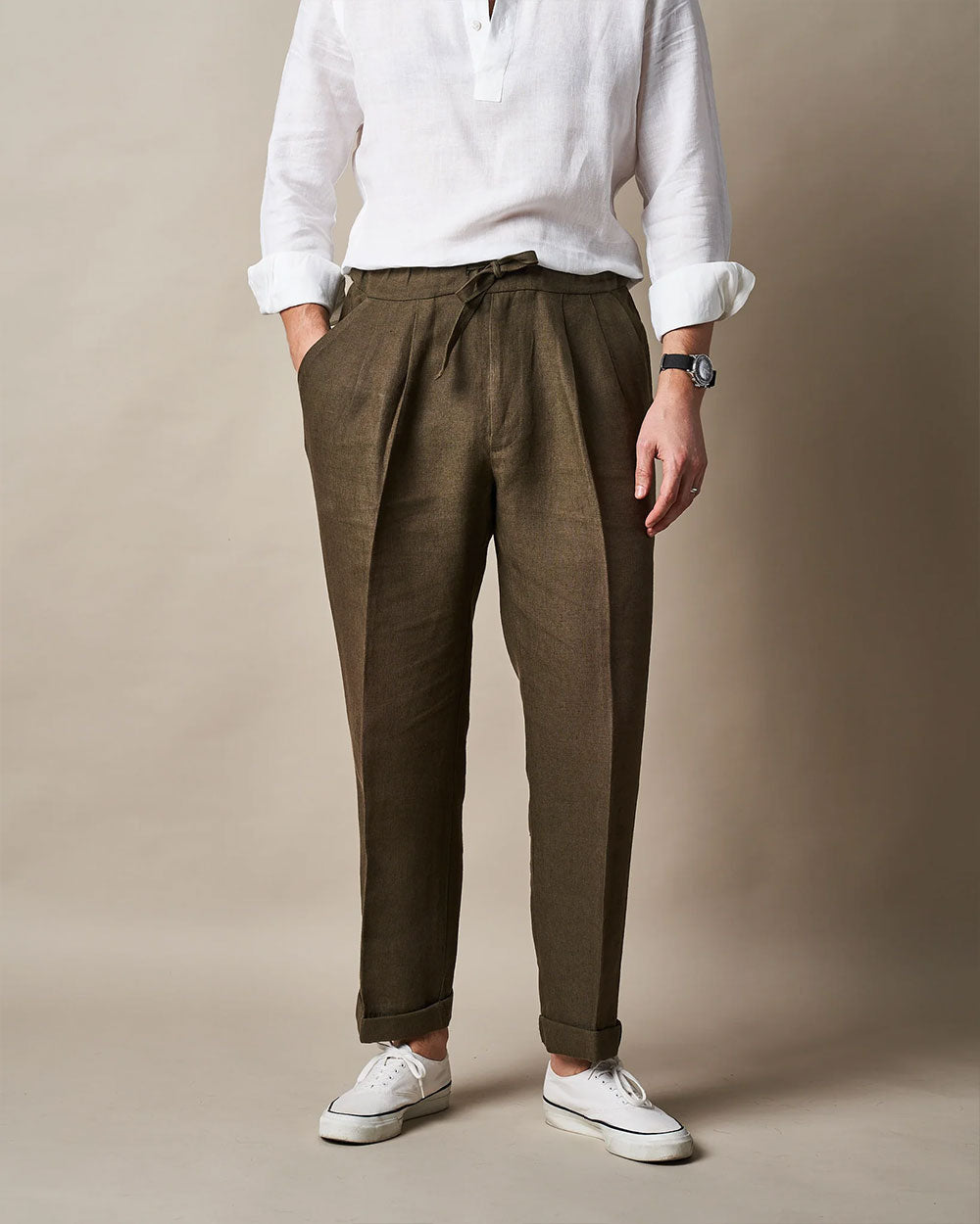 Irish linen casual drawstring pants by Ardentes Clipei in khaki, featuring a comfortable maille fabric and relaxed fit.