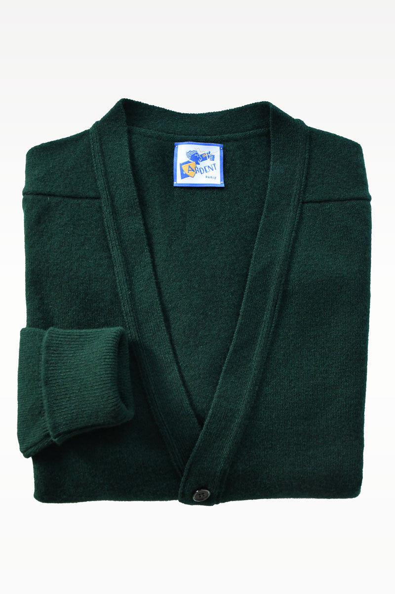 Green forest-colored lambswool cardigan from Ardentes Clipei, featuring a cozy knit design in a slim fit style.