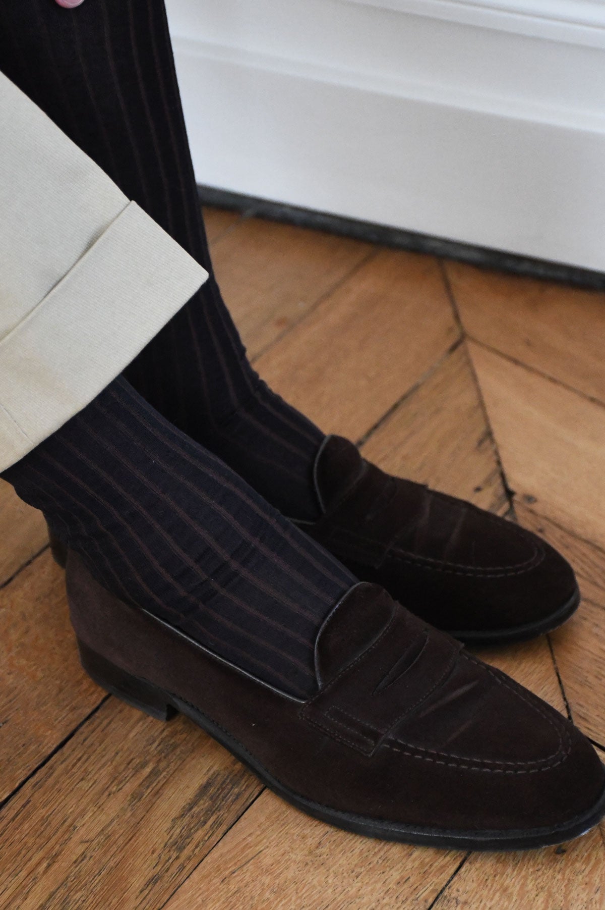 Blue navy mi-bas socks with thin brown stripes by Ardentes Clipei, showcasing a close-up of the stylish, ribbed knit design.