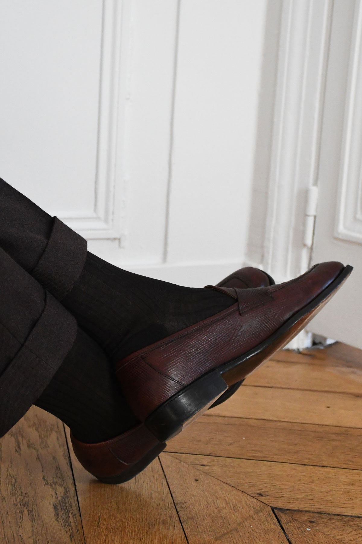 Pair of brown Ardentes Clipei mi-bas socks showcased, featuring a close-up view of the knit fabric and ankle length design.