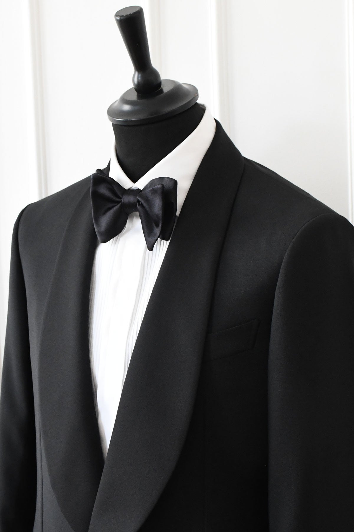Large black silk satin bow tie by Ardentes Clipei, elegant and smooth with a classic, unicolored design for formal wear.
