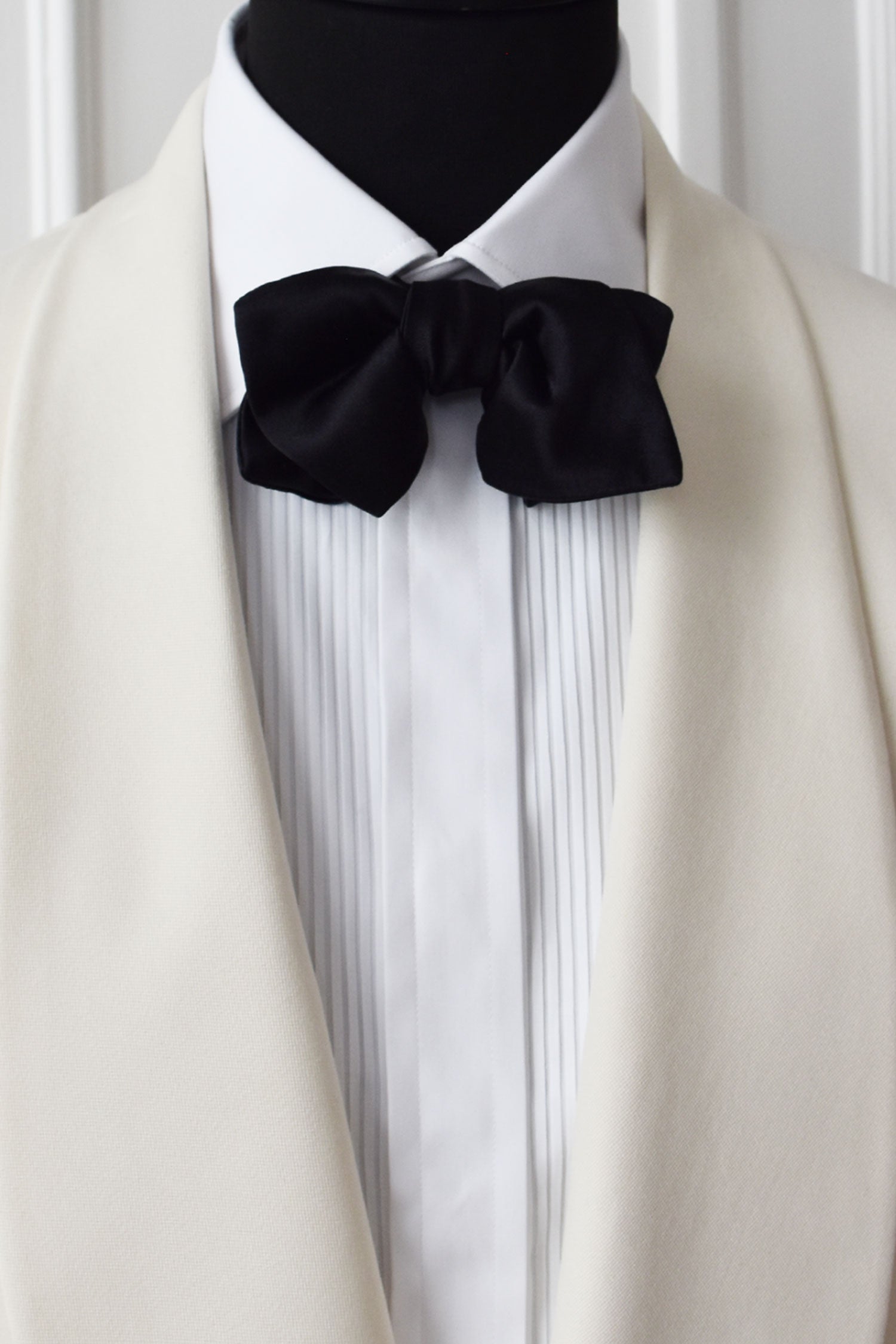 Black silk bow tie with gros-grain texture from Ardentes Clipei for formal wear and elegant style.