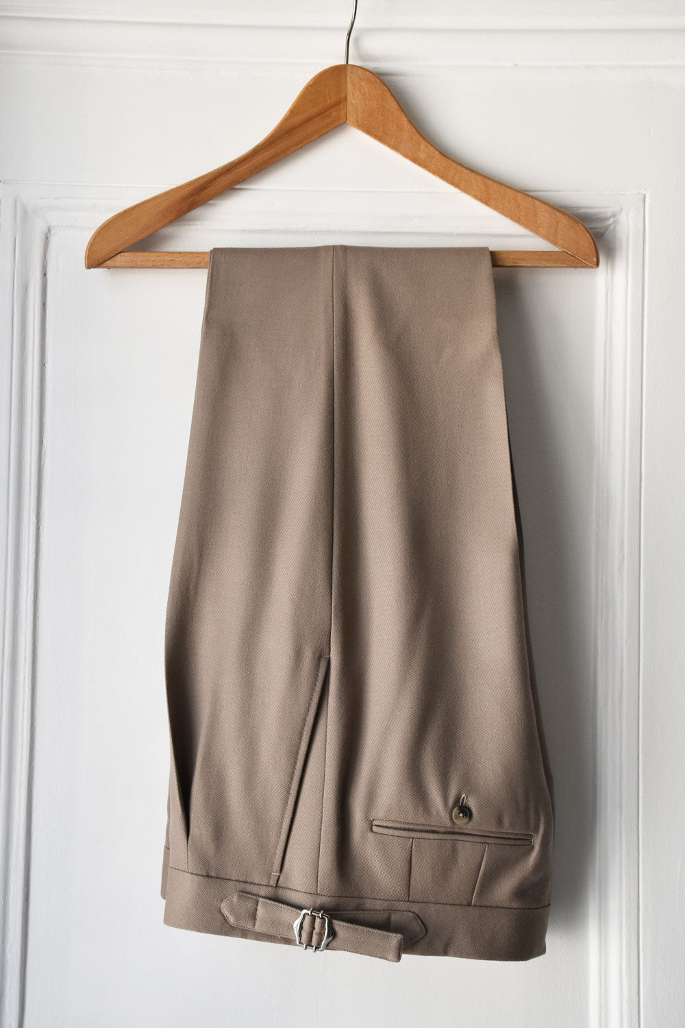 Beige Ardentes Clipei Cavalry Twill pants, stylish and tailored men's trousers with a classic fit and durable fabric.