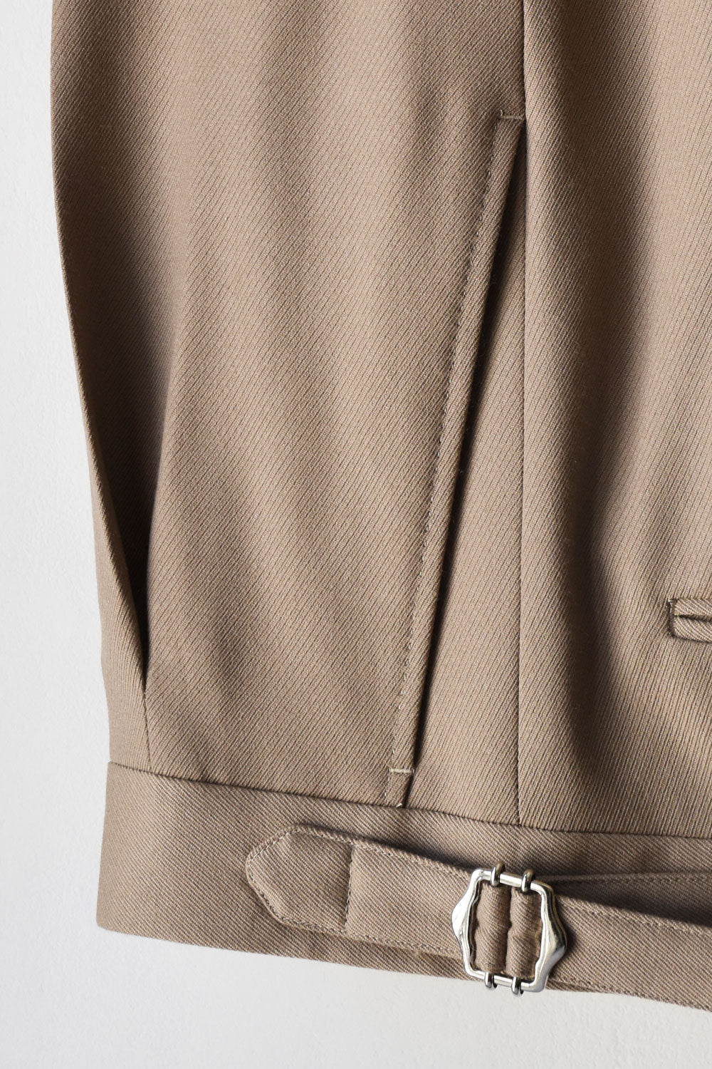 Beige Ardentes Clipei Cavalry Twill pants, casual fit, front pockets, tailored design, visible stitching on lightweight fabric