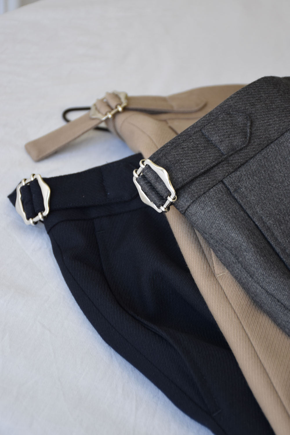 Beige Ardentes Clipei Cavalry Twill pantalon, men's casual trousers with a relaxed fit, tailored from durable twill fabric.