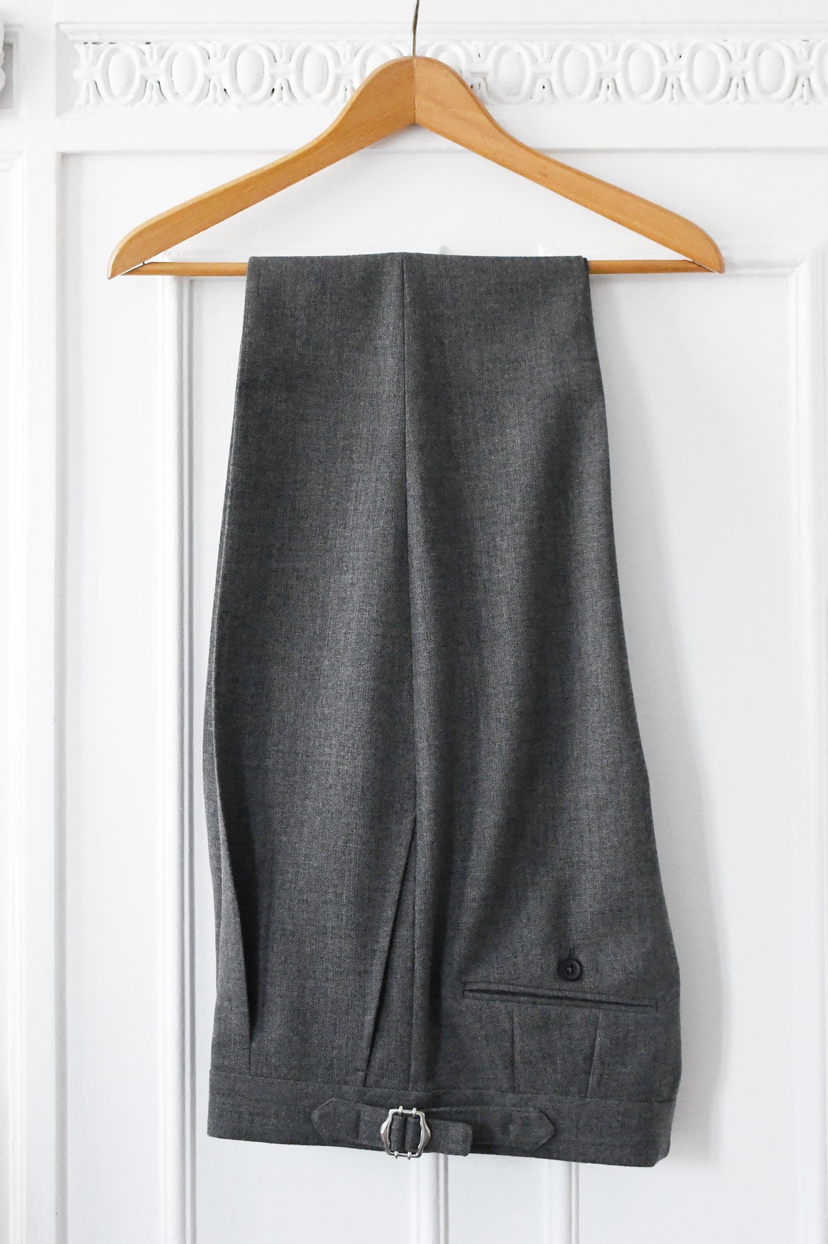 Gray Ardentes Clipei Pantalon Ardent Gris made from toile de laine, shown on a model highlighting its tailored fit and fabric texture.