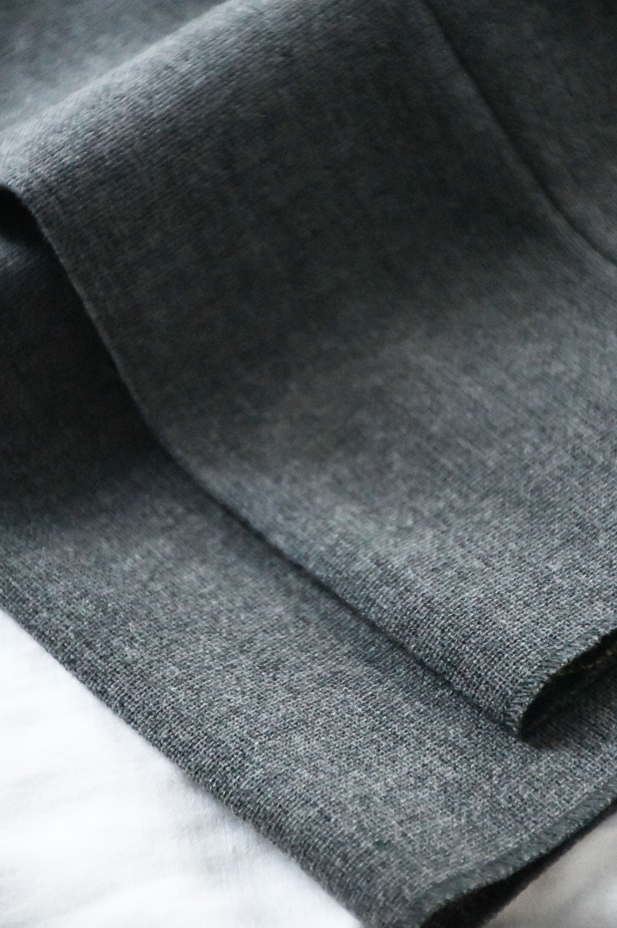 Ardent Gris toile de laine Pantalon Ardentes Clipei, stylish men's trousers in soft gray fabric with tailored fit.
