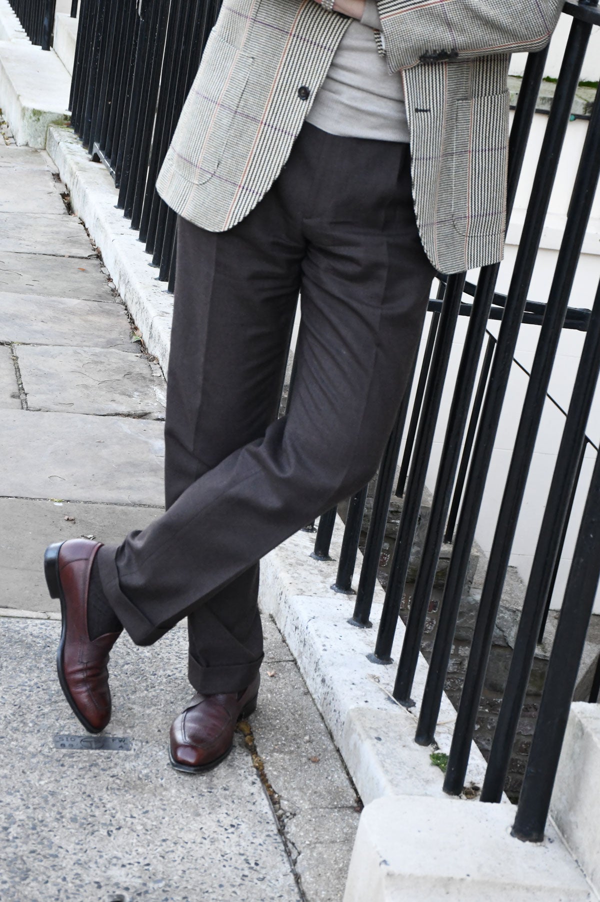 Ardentes Clipei Cavalry Twill Ardent Pantalon in Marron, stylish men's trousers with a tailored fit and classic design.