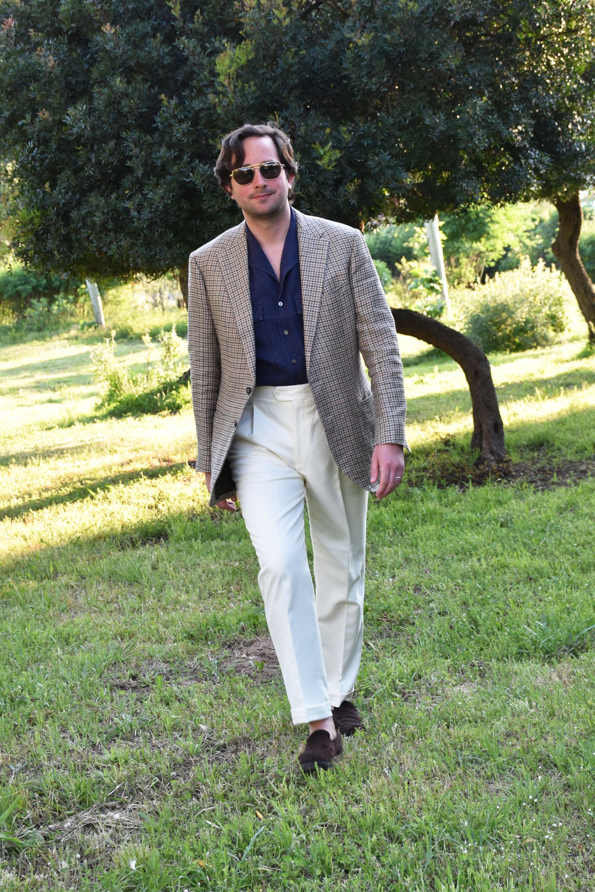 Ardentes Clipei white cream wool and cotton pants, stylish and comfortable for casual wear, shown on a model.