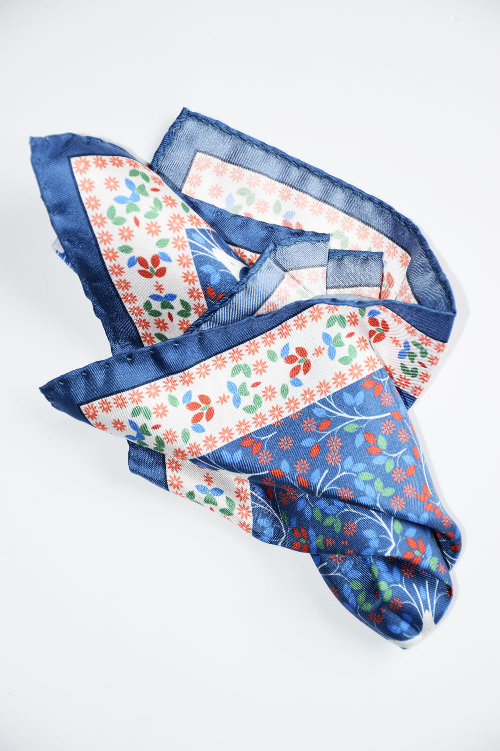 Blue floral motif pochette by Ardentes Clipei, stylish small clutch bag with vibrant flower patterns and elegant design.