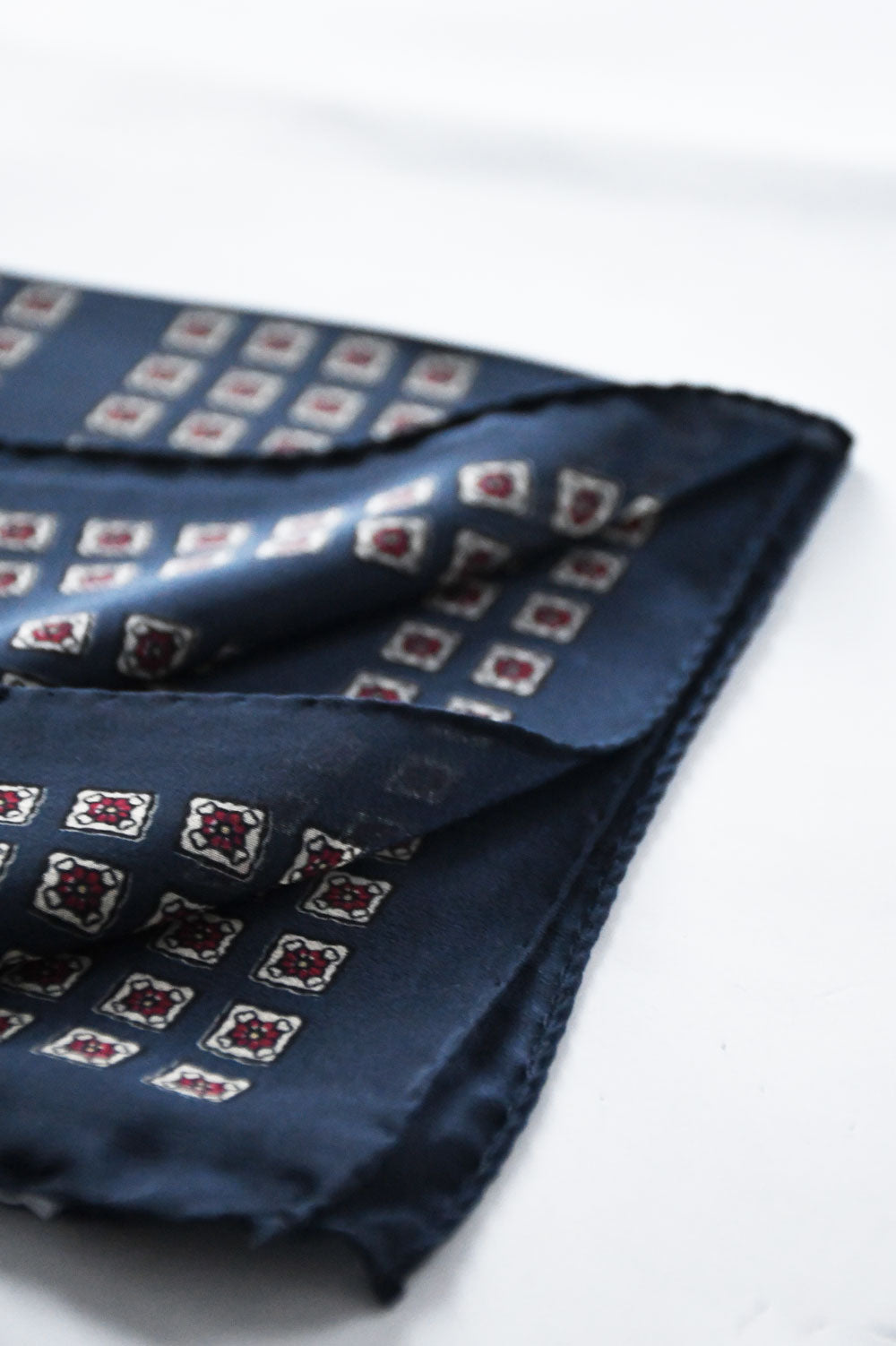 Blue marine pochette by Ardentes Clipei featuring geometric and floral motif, showcased with its elegant design and fabric details.