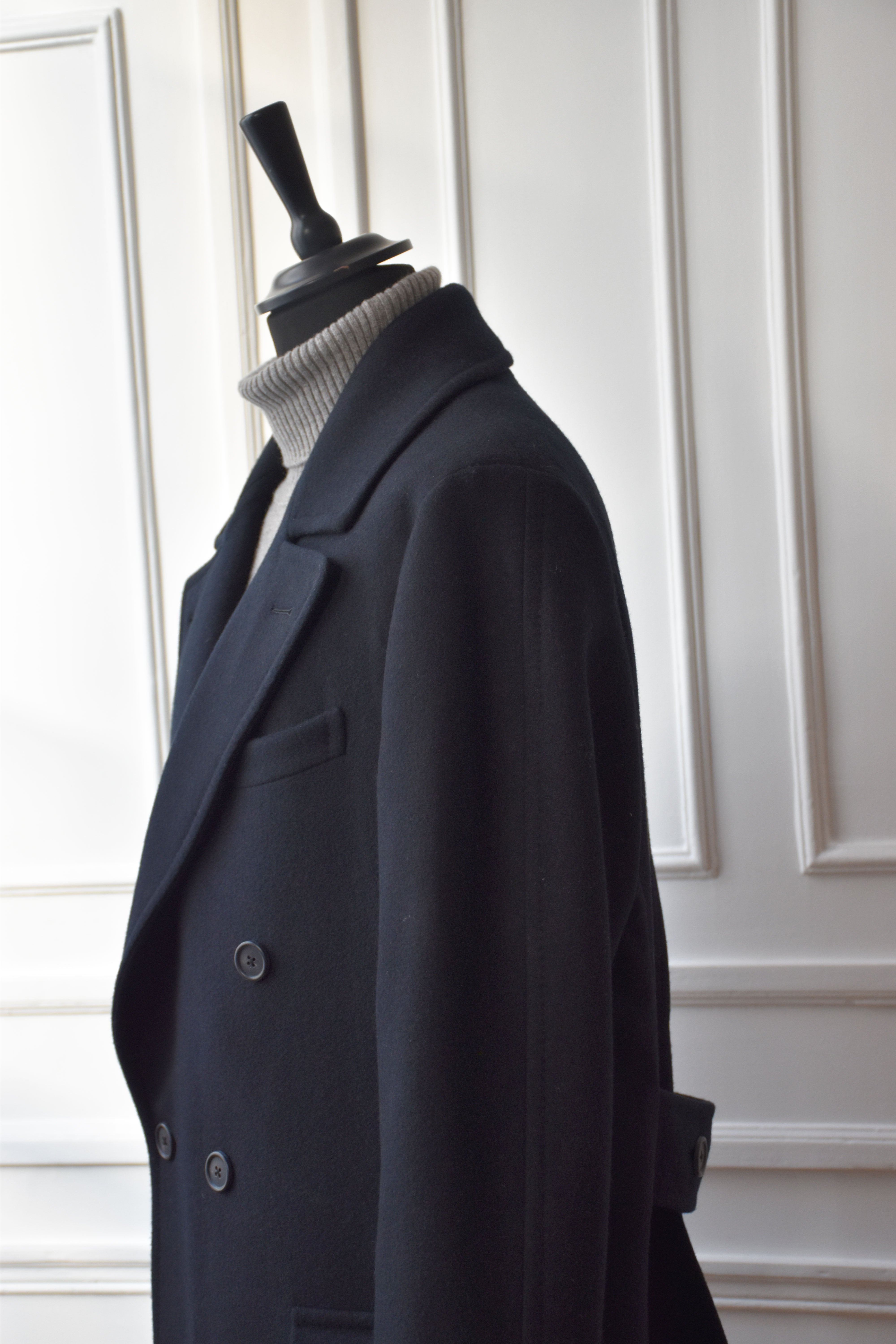 Ardentes Clipei men's tailored navy wool Ulster coat, double-breasted Veste with cross-over design and classic style.
