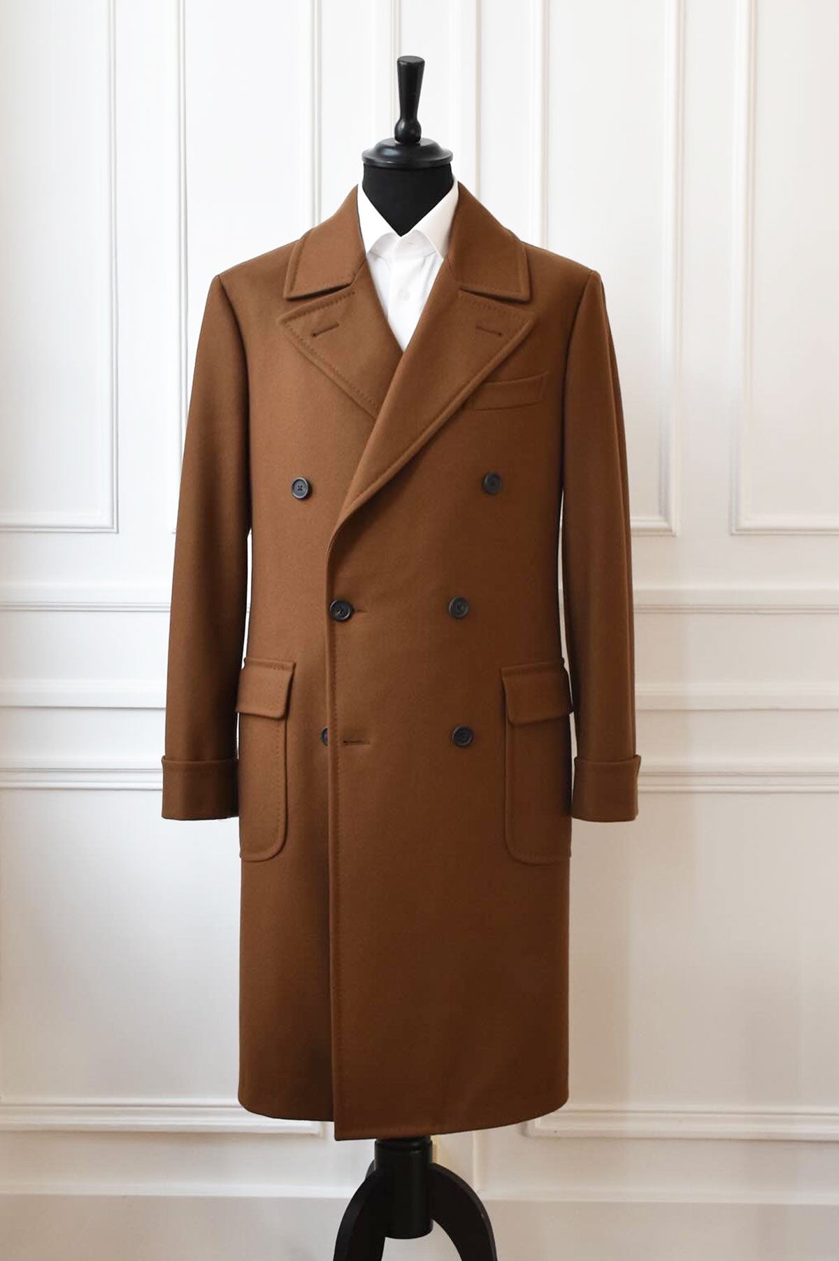 Ardentes Clipei bespoke wool drape Ulster coat, tailored Veste in luxurious Loro Piana fabric, stylish and warm outdoor wear.