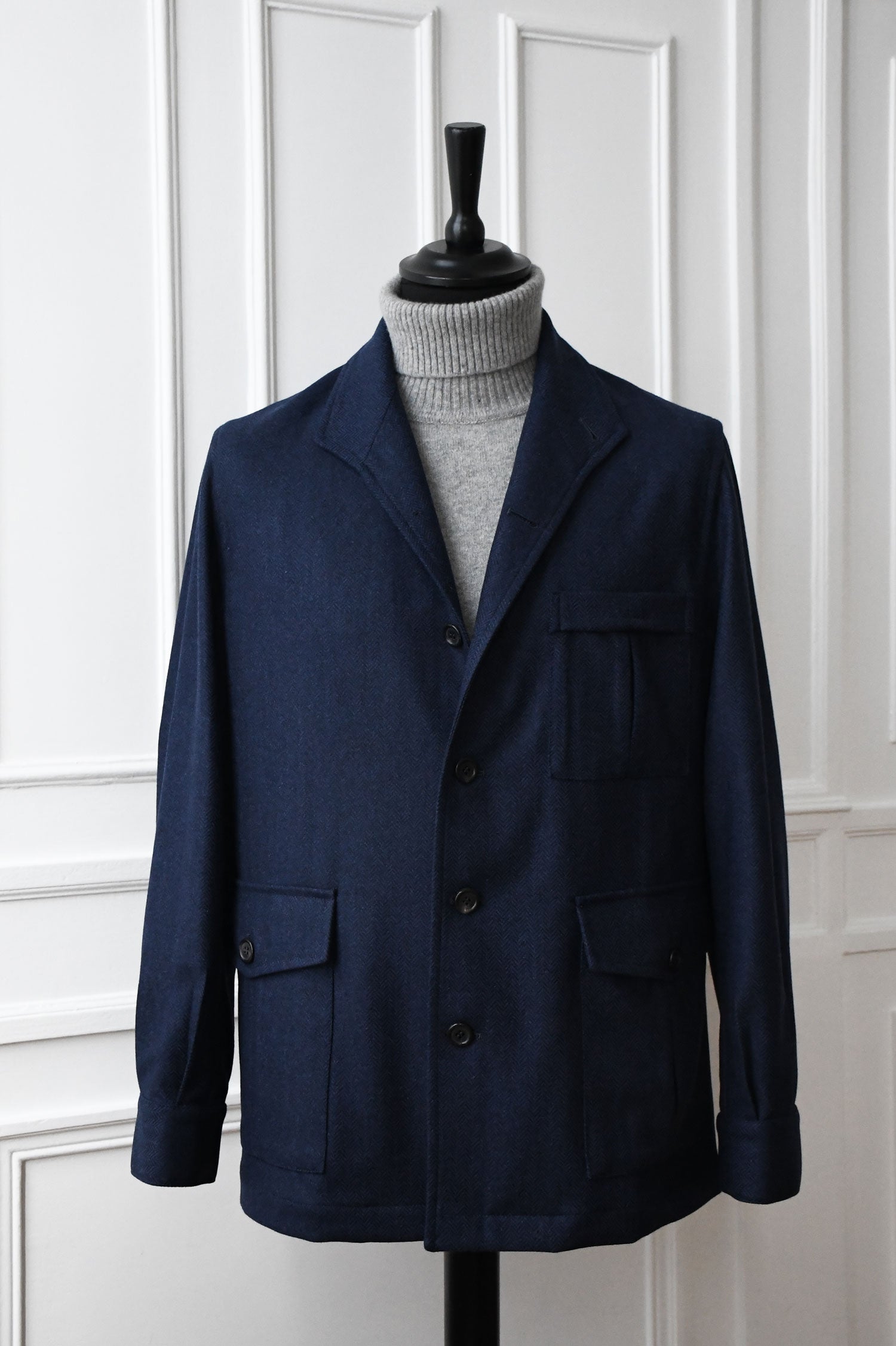 Navy blue Chevron Veste Teba Ardentes Clipei, stylish outerwear with detailed stitching and a tailored fit.