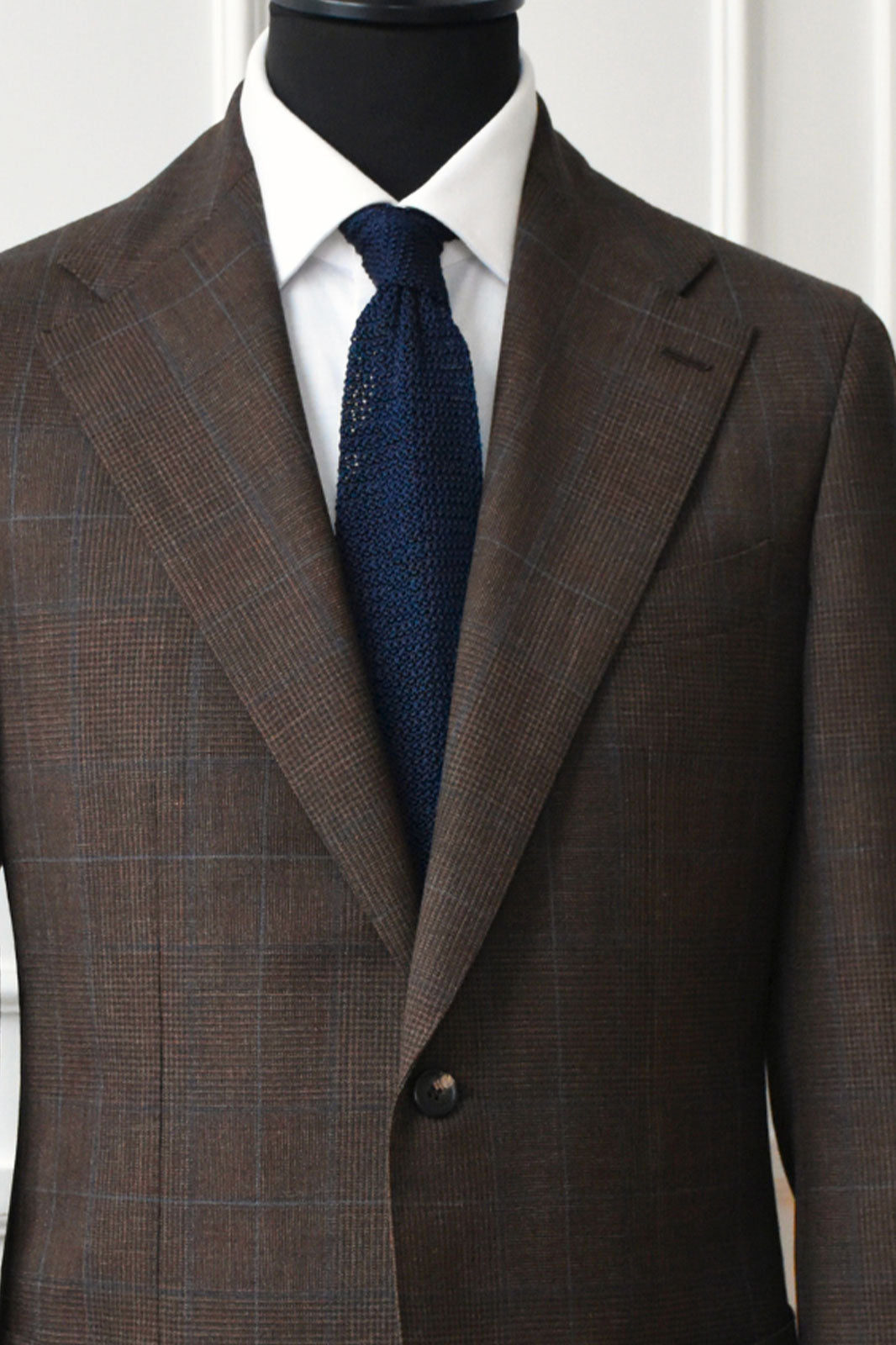 Cravate tricot bleu marine portée avec costume de face – Ardentes Clipei Paris