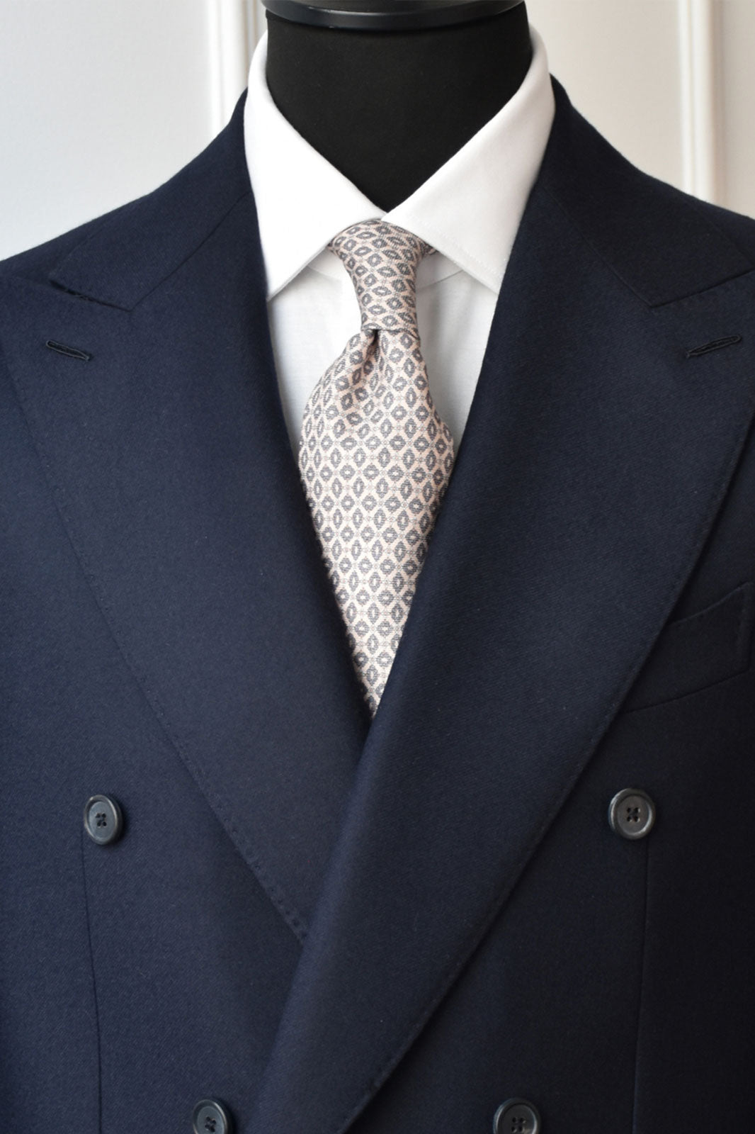 Cravate rose clair motif géométrique soie et lin portée avec costume bleu – Ardentes Clipei Paris