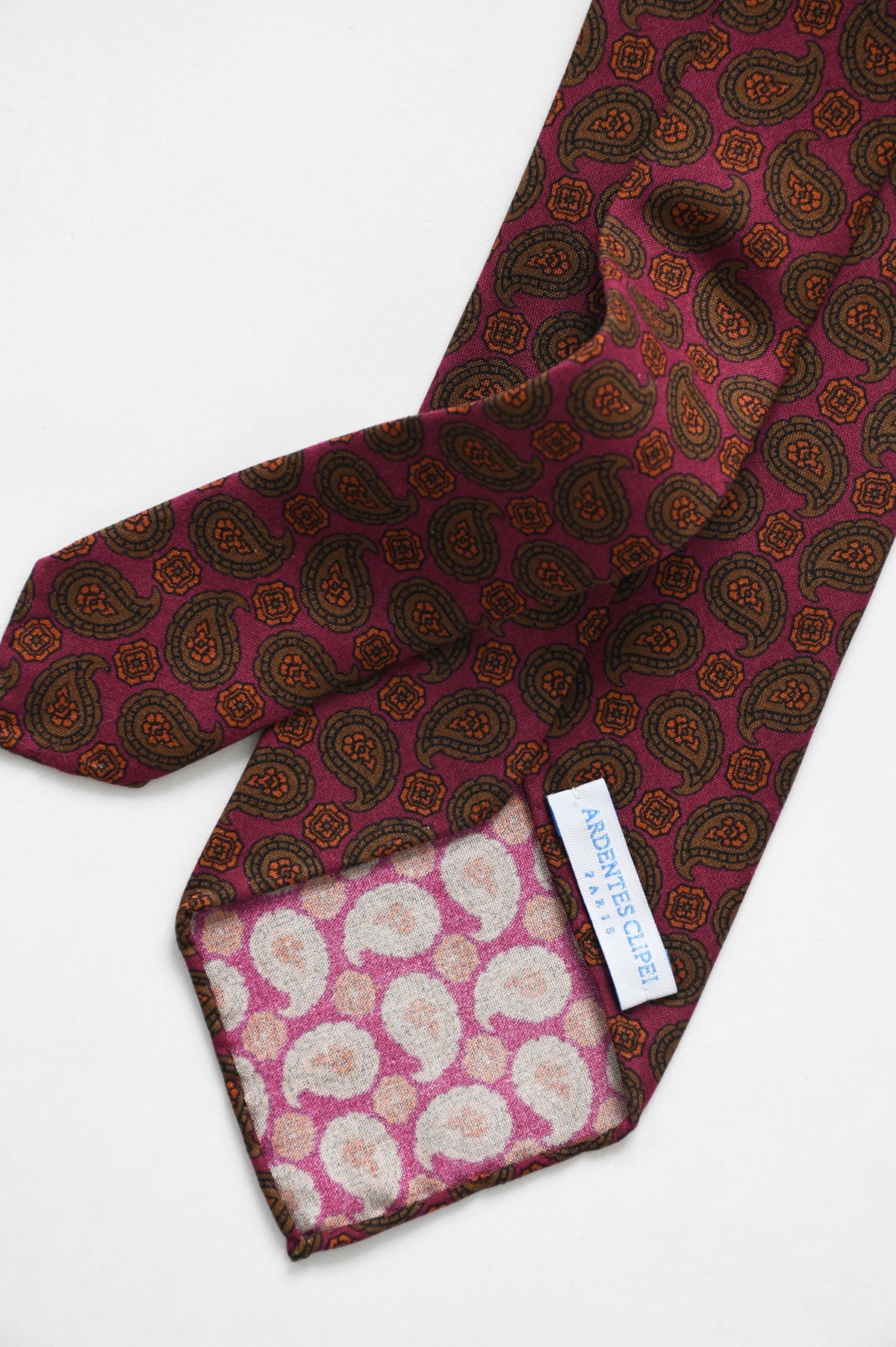 Détail motif paisley cravate framboise kaki soie – Ardent Ardentes Clipei
