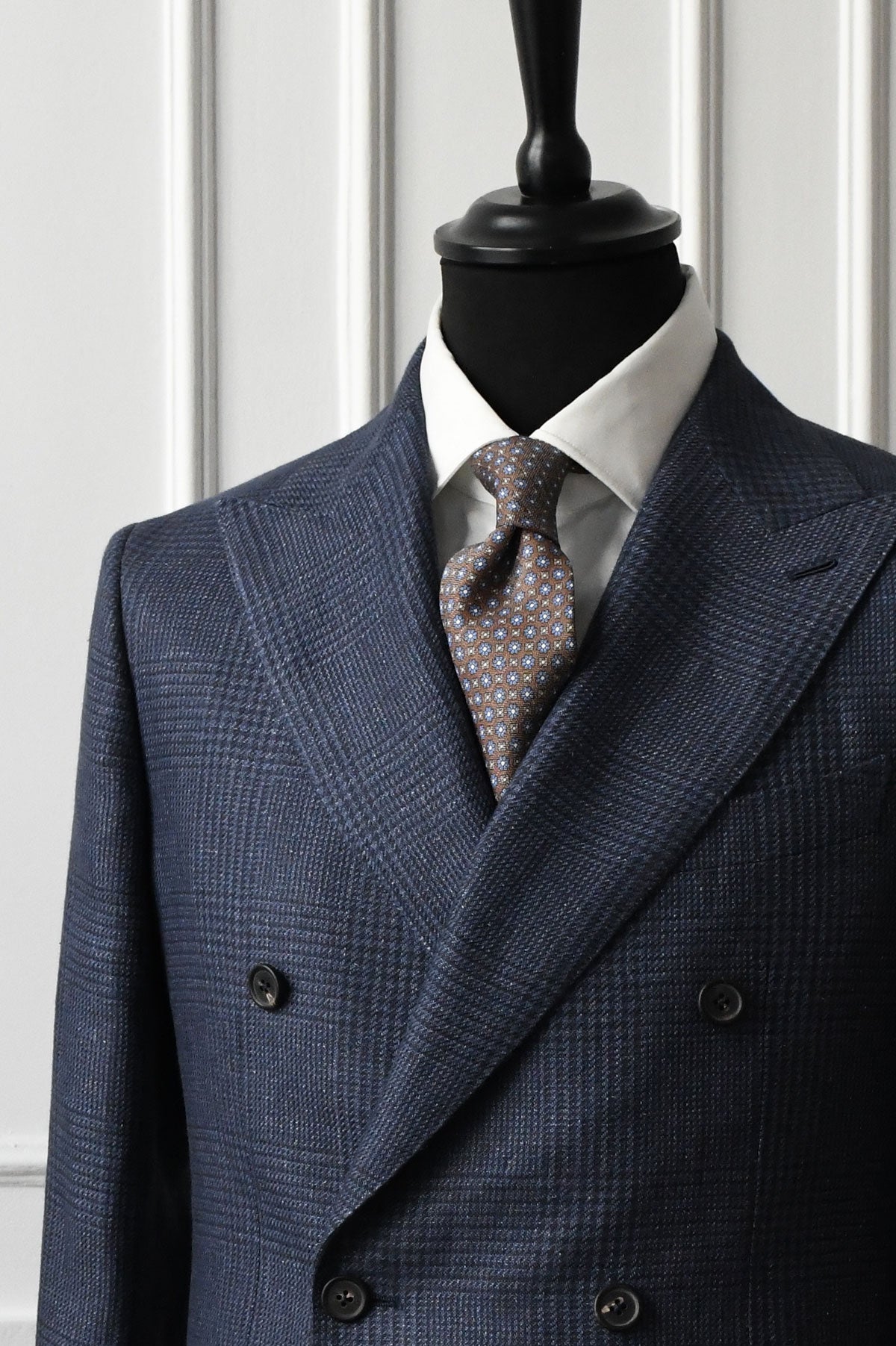 Cravate taupe bleu motif floral soie lin portée avec costume – Ardentes Clipei