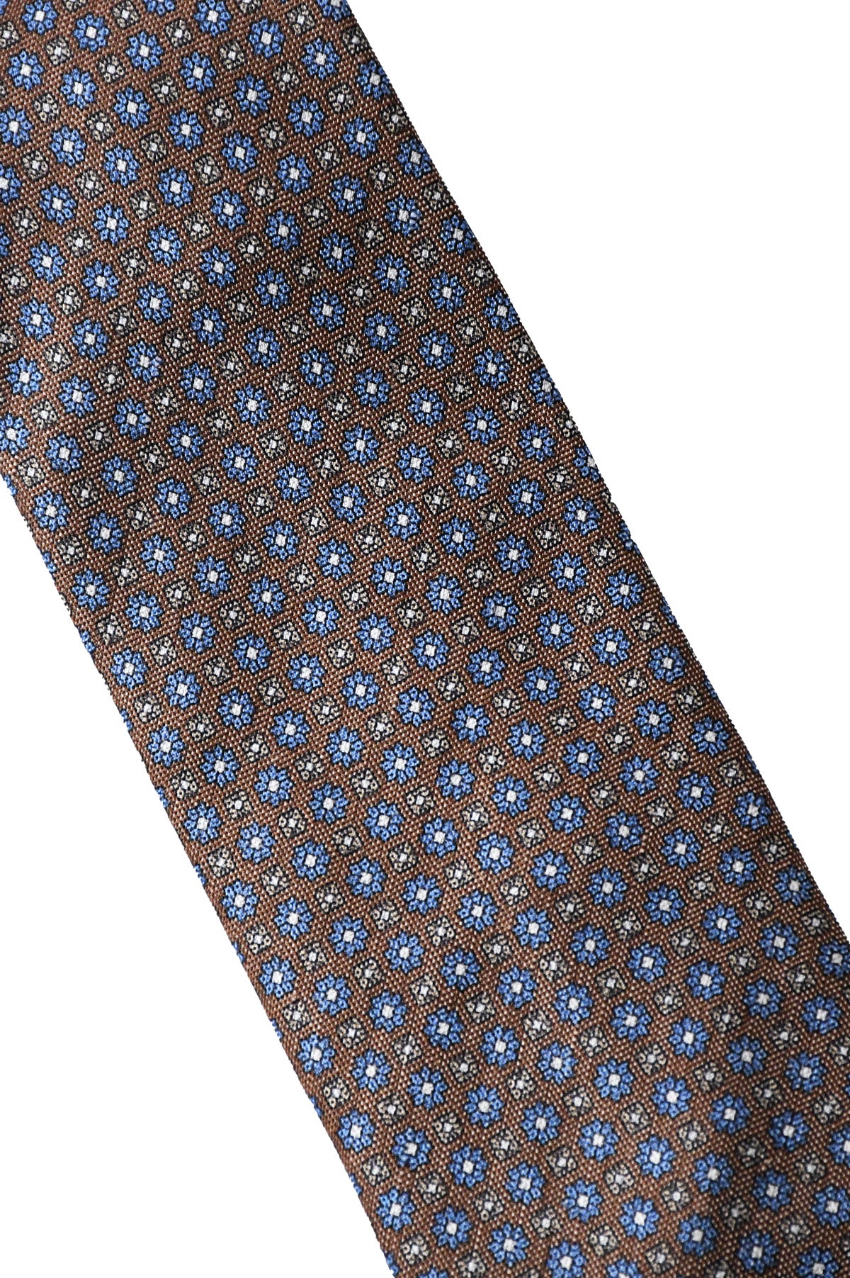 Détail tissu cravate marron taupe motif floral – Ardent Ardentes Clipei