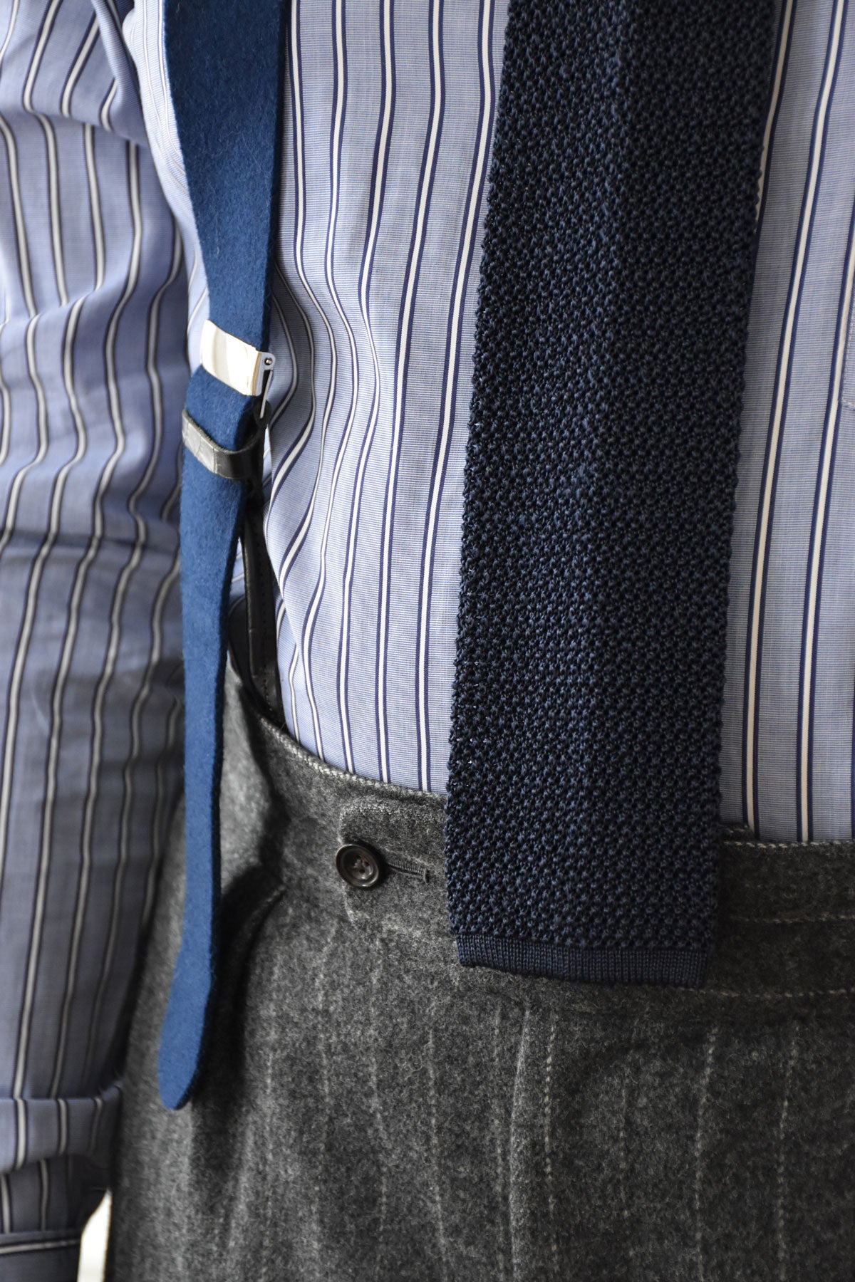 Cravate tricot bleu marine – détail tombé – Ardentes Clipei Paris