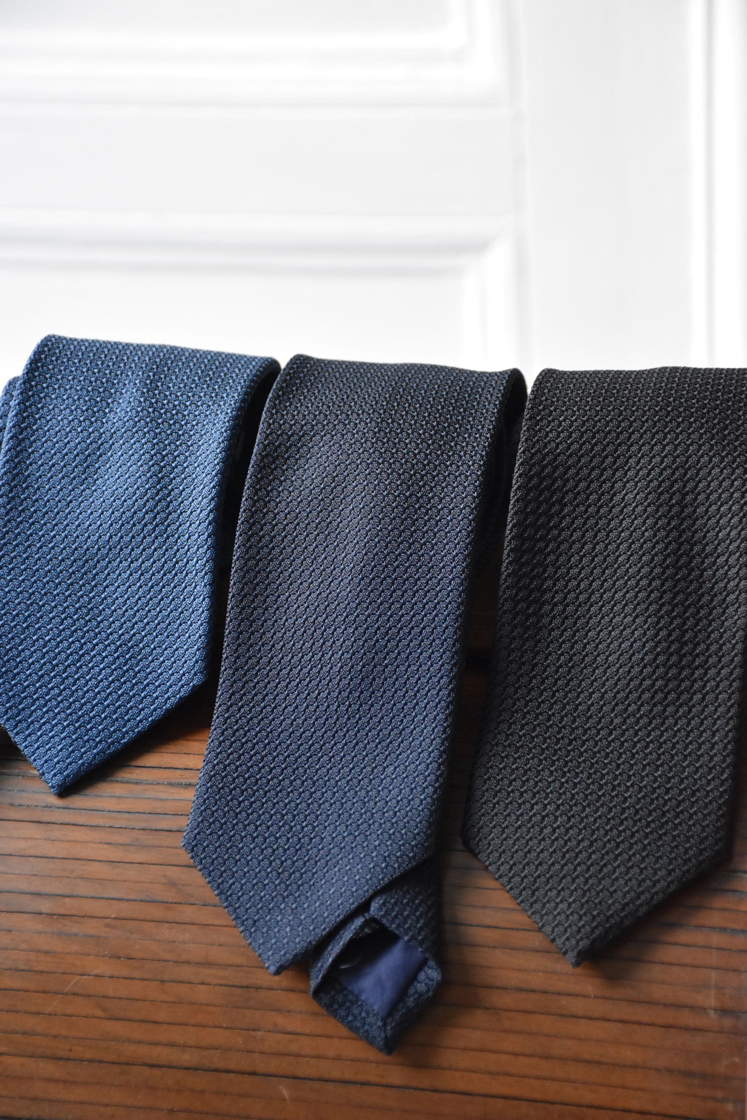 Détail couleurs cravates grenadines bleu denim, bleu marine et noire – Ardent Ardentes Clipei