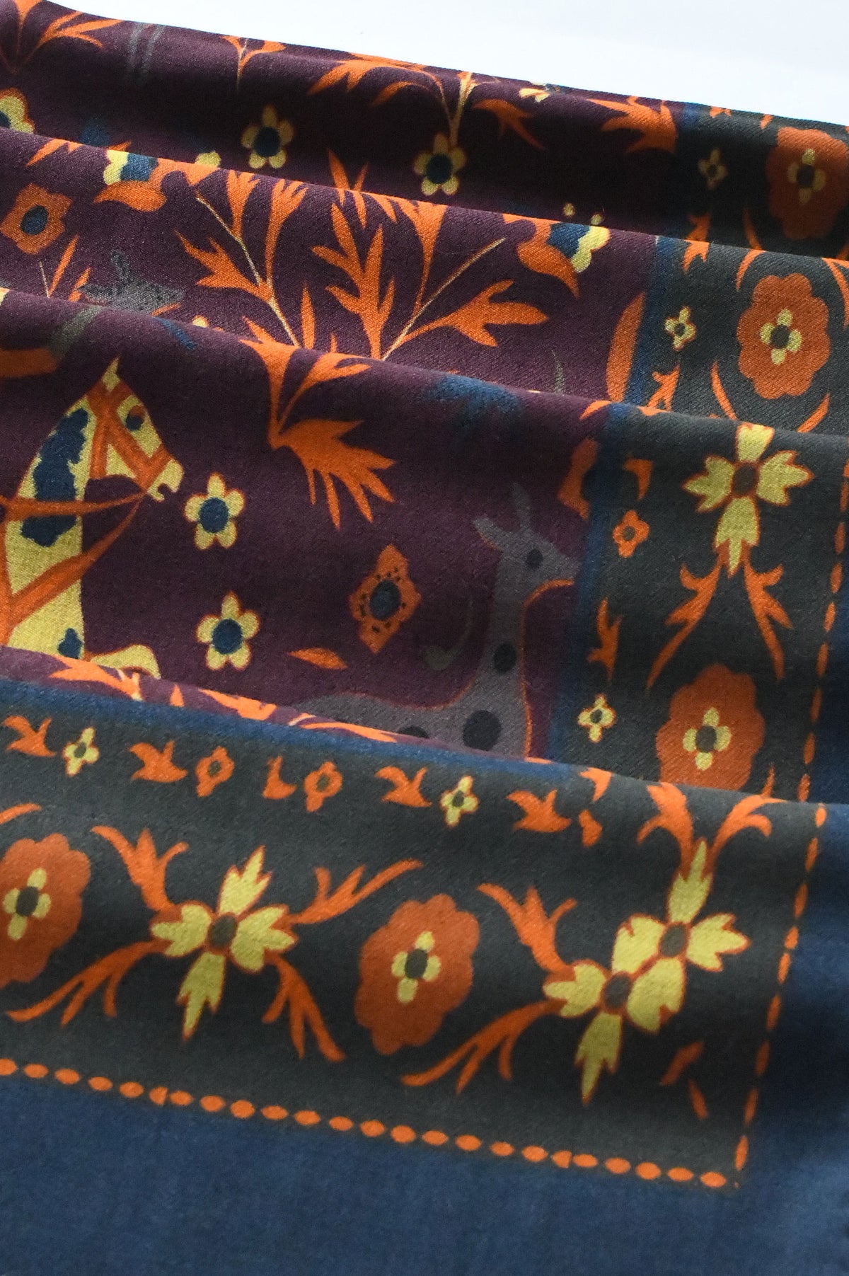 Écharpe bordeaux à motifs chasseur mongol – Ardentes Clipei