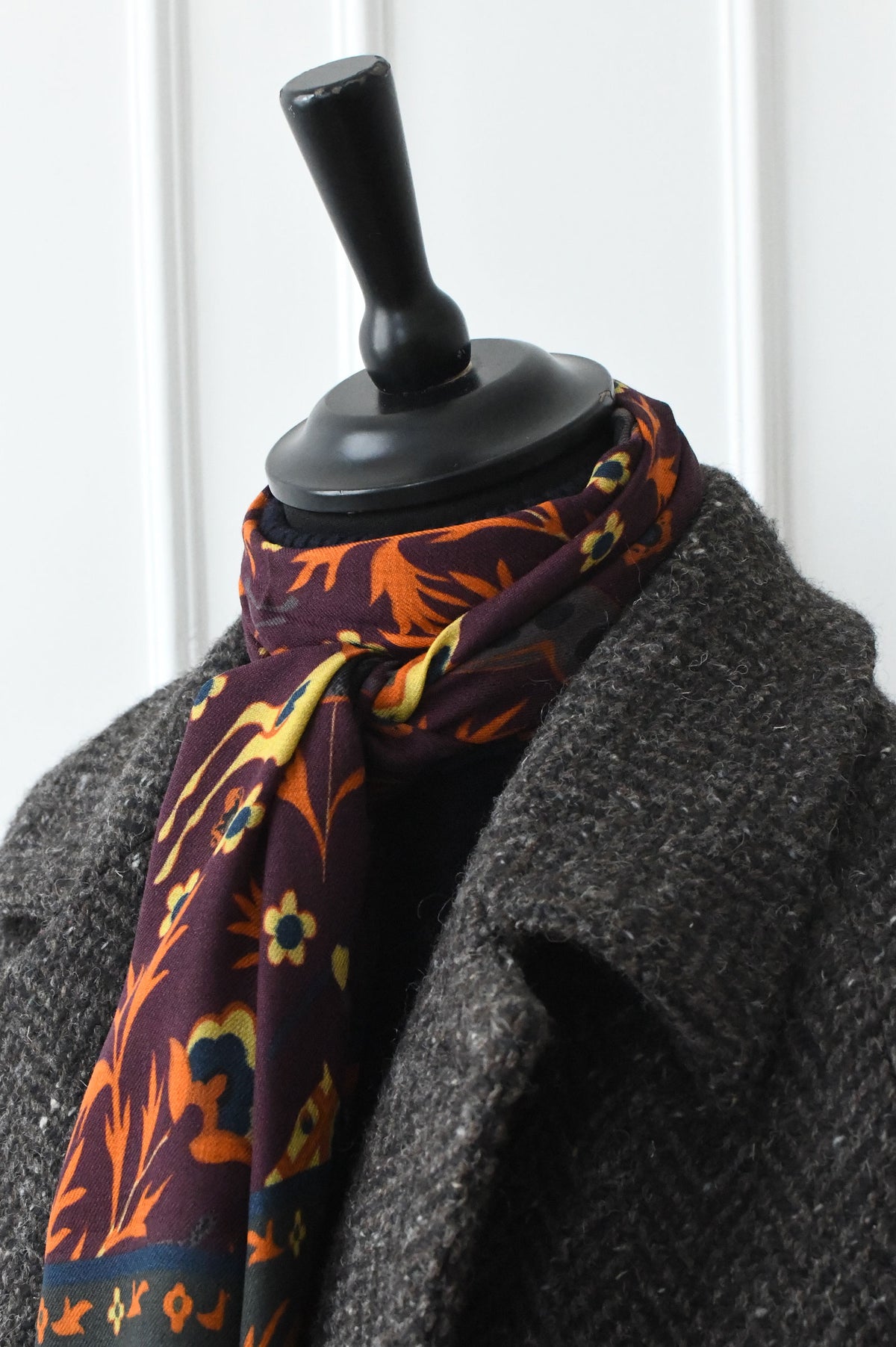 Écharpe bordeaux à motifs chasseur mongol – Ardentes Clipei