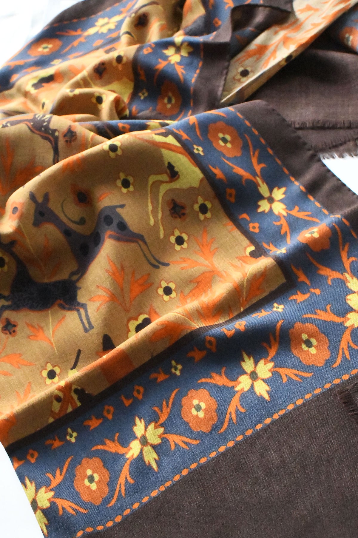 Écharpe marron à motifs chasseur mongol – Ardentes Clipei