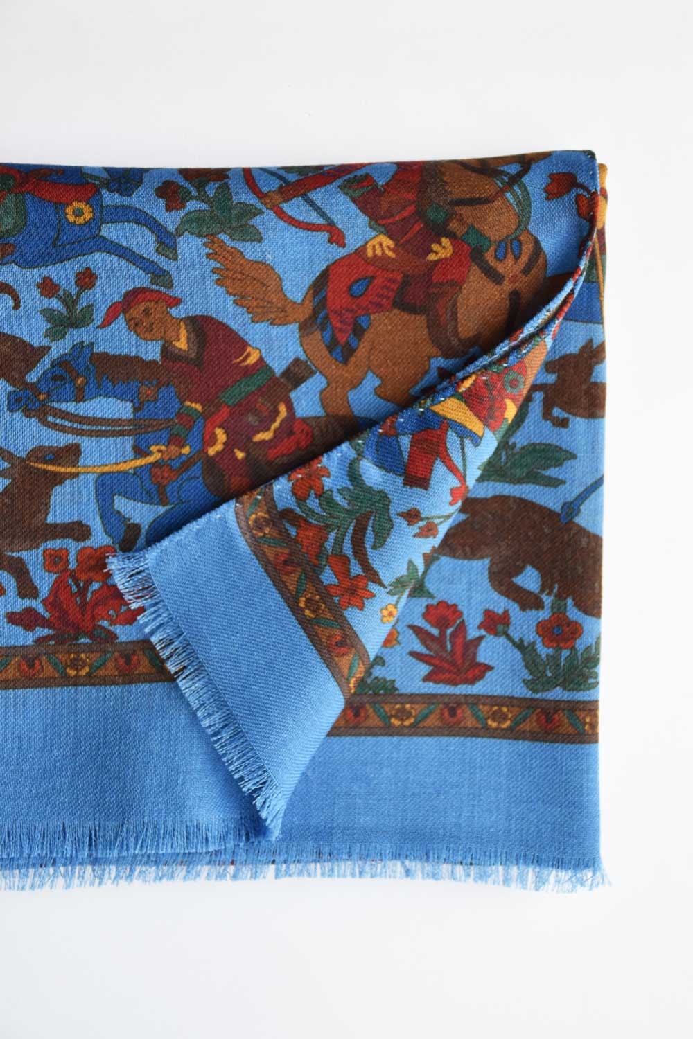 Écharpe en laine bleu ciel – motif Mughal Hunter chasse Empire Mongol, bords roulés main, franges, fabriquée en Italie, Ardentes Clipei