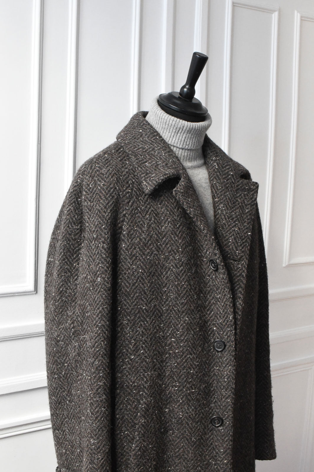 manteau raglan pour homme Ardentes Clipei en tweed à chevrons marron et gris, fabriqué en Italie.