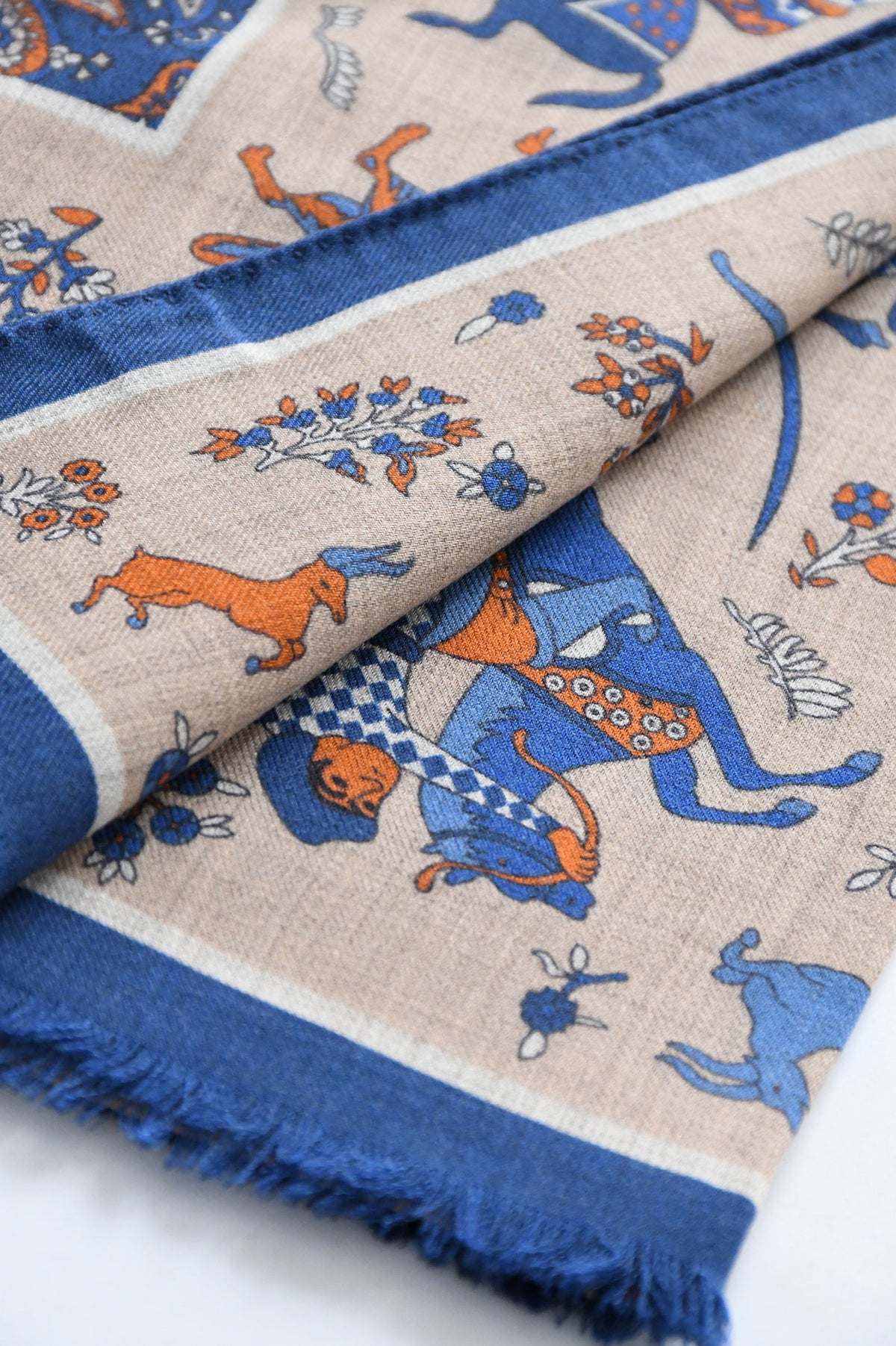 Écharpe Beige Bleu à Motif Chasseur Mongol et Paisley – Ardentes Clipei