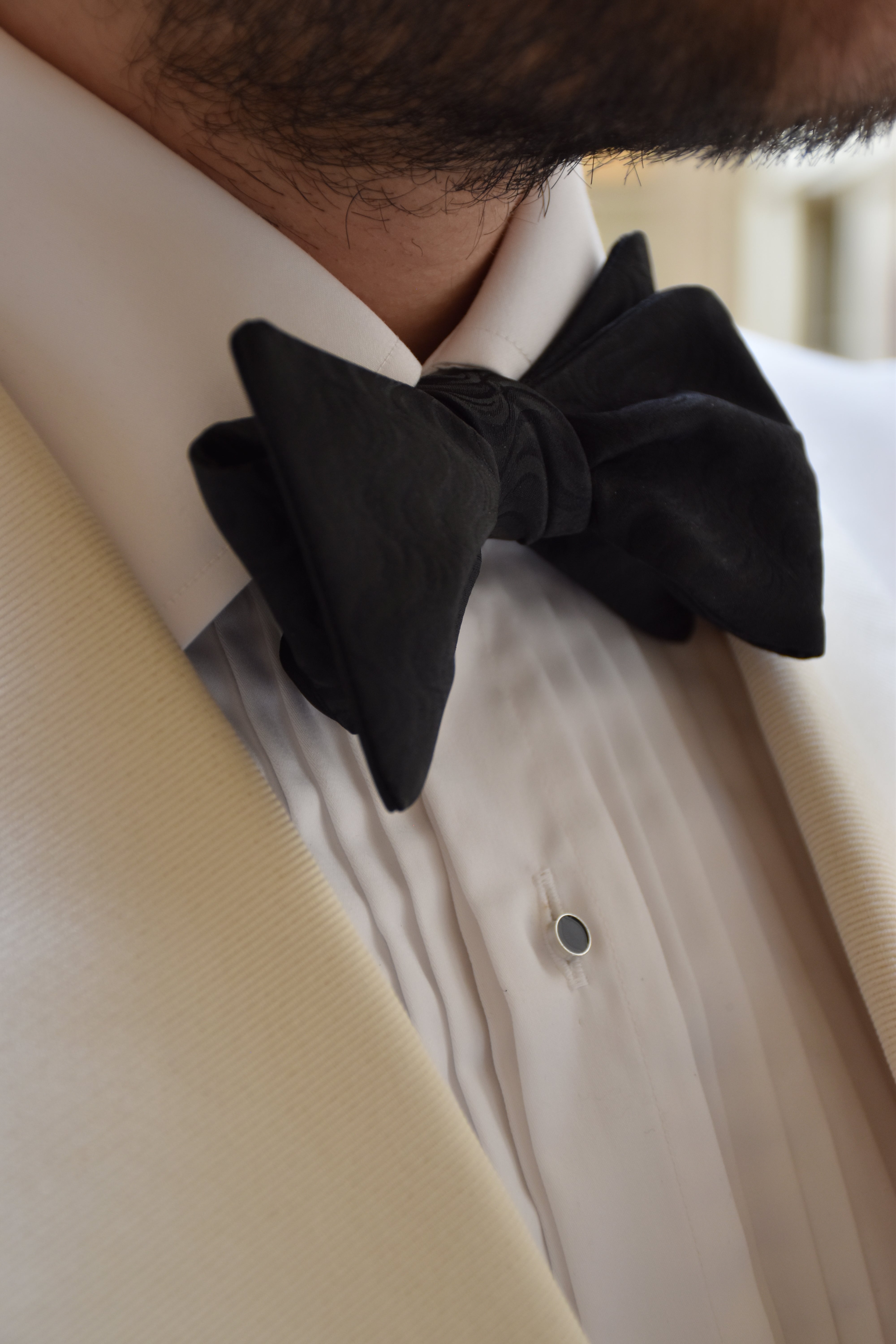 Veste de smoking blanche crème pour mariage, col châle, nœud papillon noir et chemise plissée