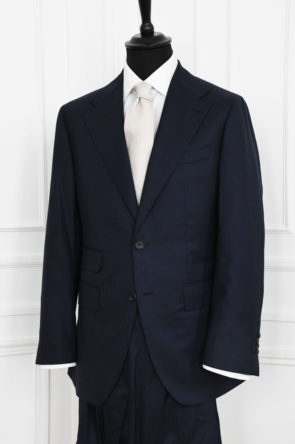 Cravate grenadine crème portée avec chemise blanche et costume – Ardentes Clipei