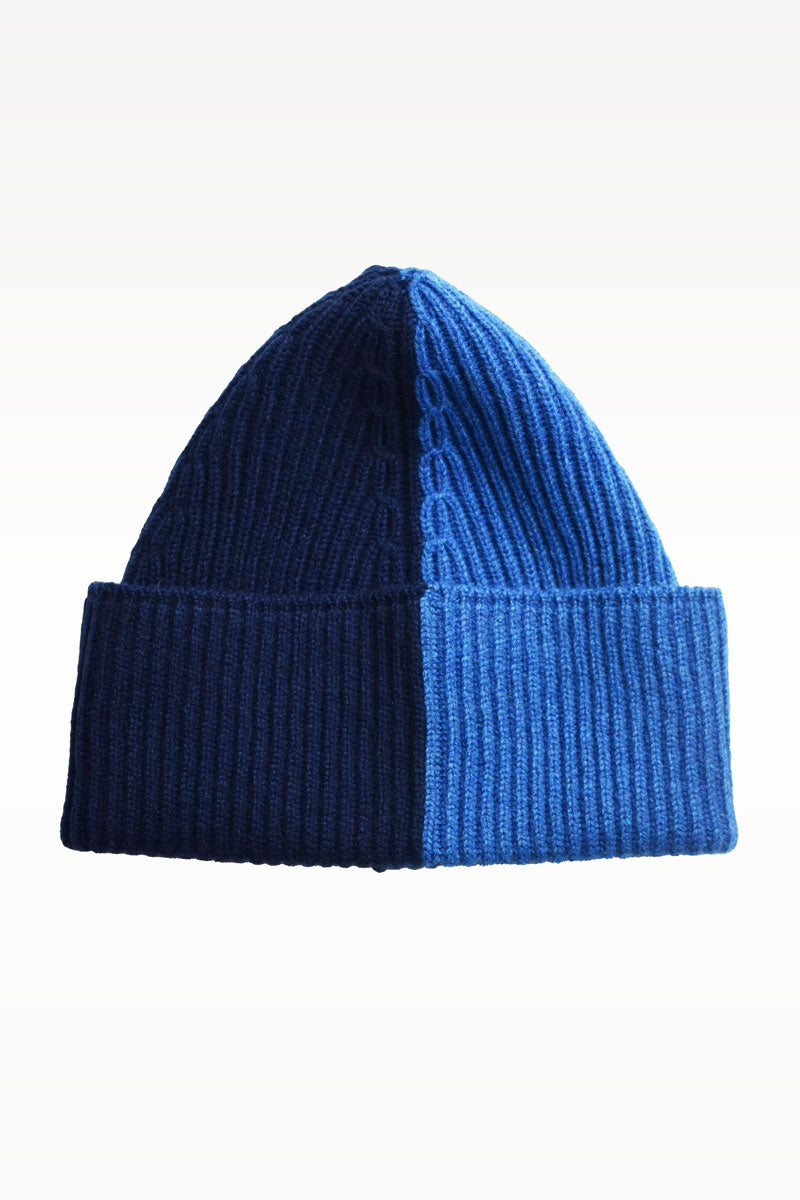 Blue bicolored cashmere bonnet by Ardentes Clipei, showcasing soft fabric and stylish design for cold weather.