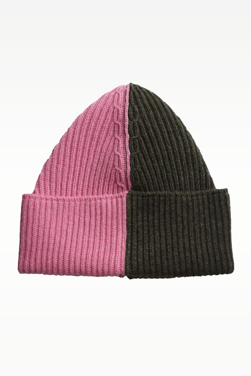 Bicolore rose and kaki cashmere bonnet by Ardentes Clipei, featuring soft knit fabric and stylish design.