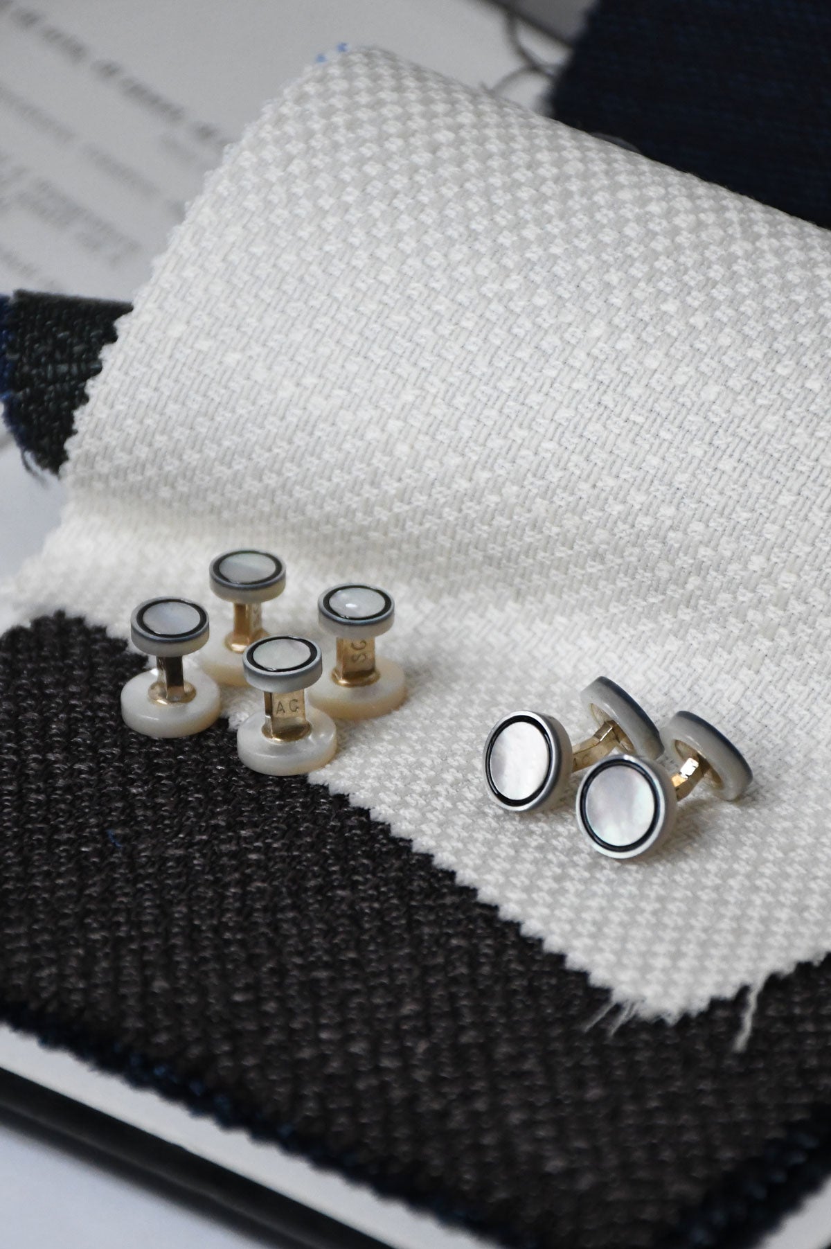 Black circle cufflinks by Samuel Gassmann x Ardentes Clipei, featuring sleek round design and polished finish.