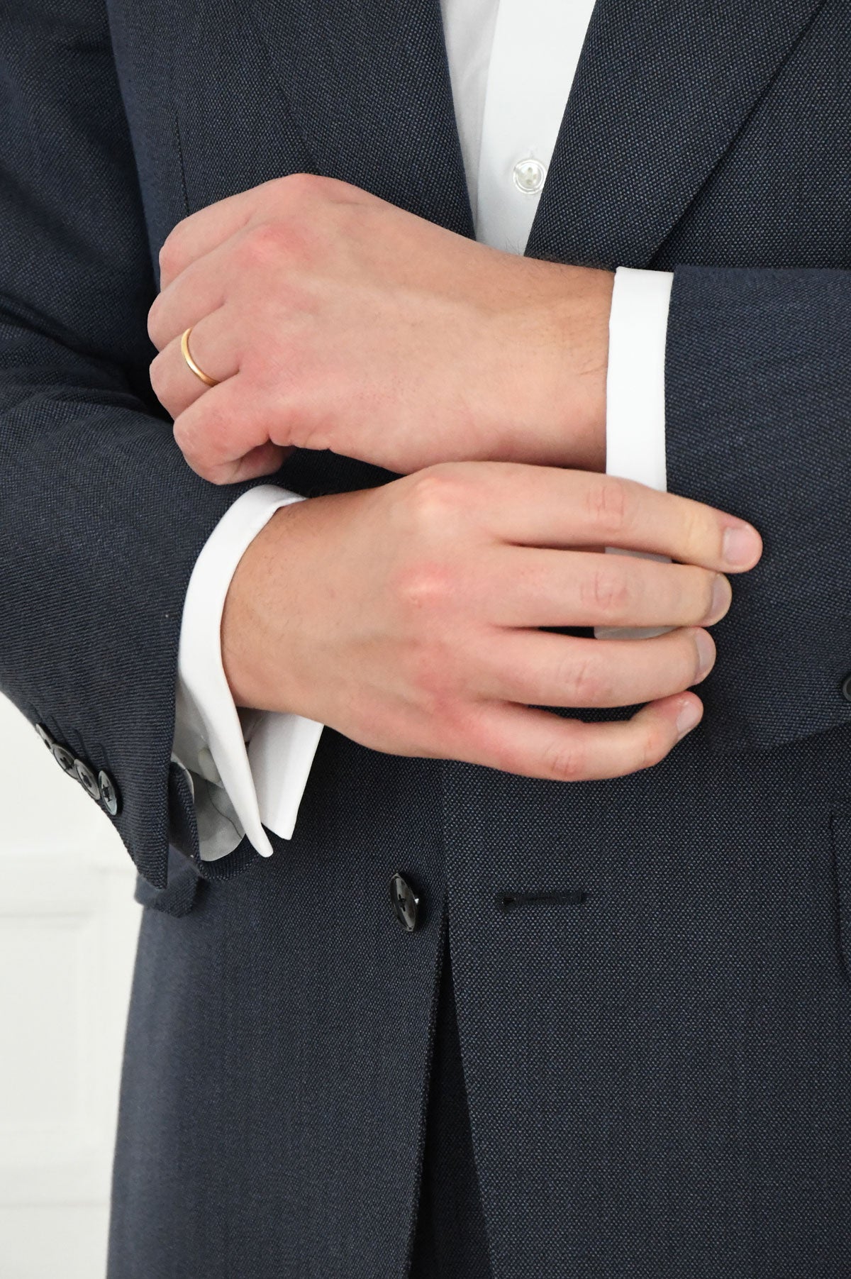 White Ardentes Clipei chemise with semi-spread collar and mousquetaire cuffs, showcasing elegant men's shirt details.