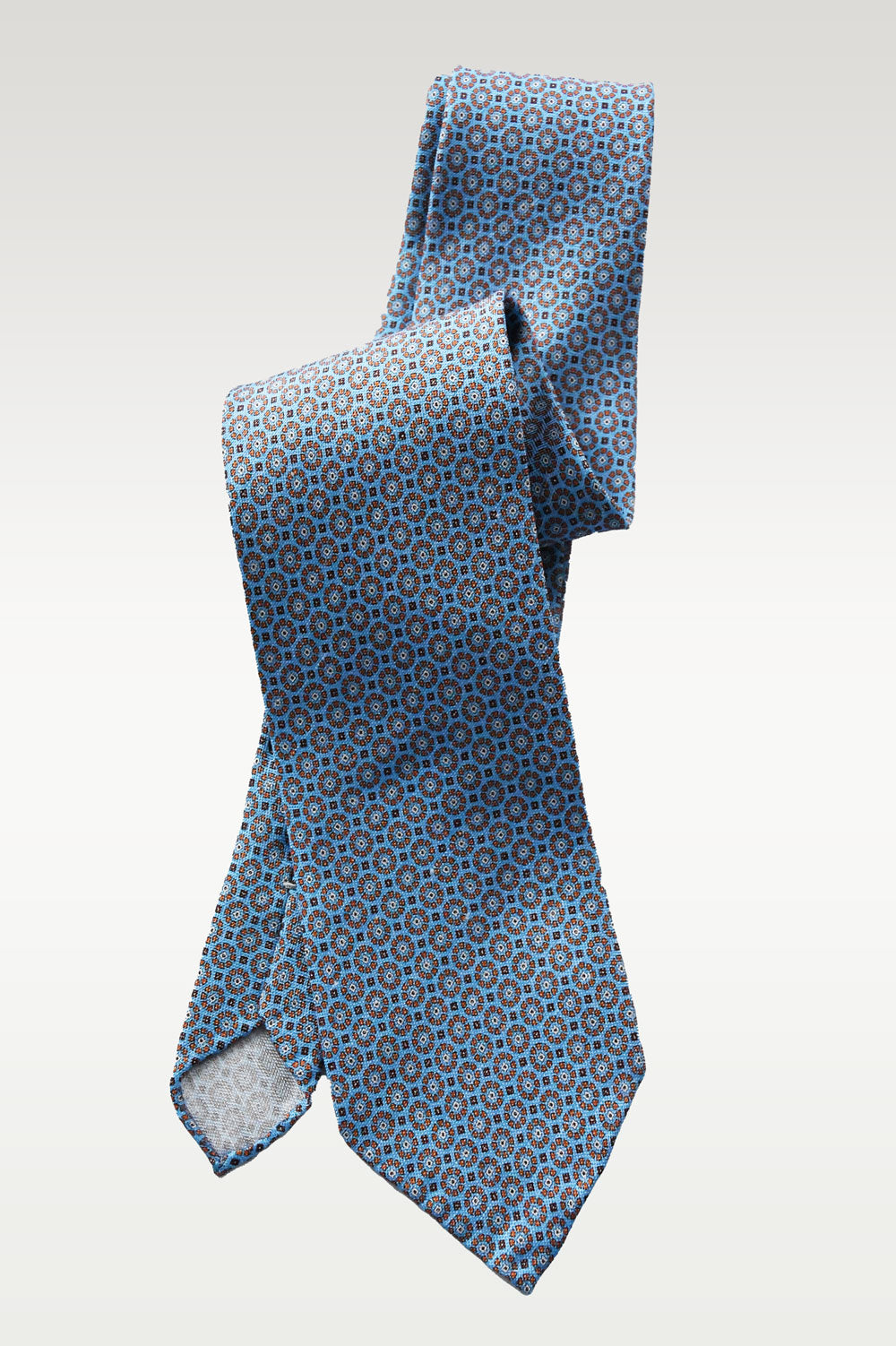 Blue sky tie with geometric pattern made of silk and linen by Ardentes Clipei, featuring a stylish and modern design.