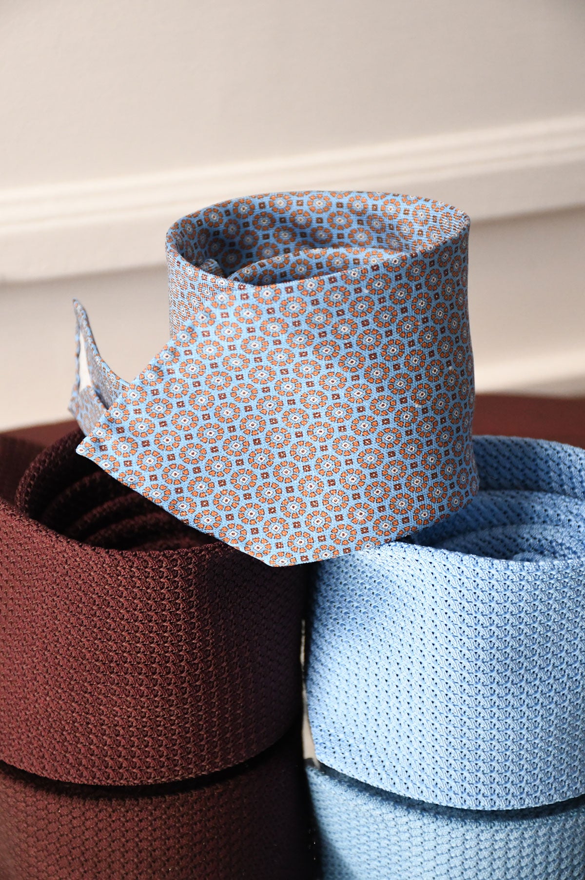 Light blue silk grenadine tie by Ardentes Clipei, double-layered, featuring intricate woven texture and classic style.