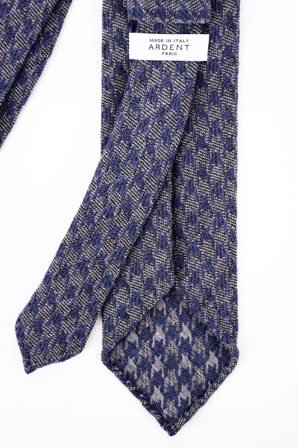 Blue-gray woven tie with houndstooth pattern from Ardentes Clipei, featuring a classic pied-de-poule design.