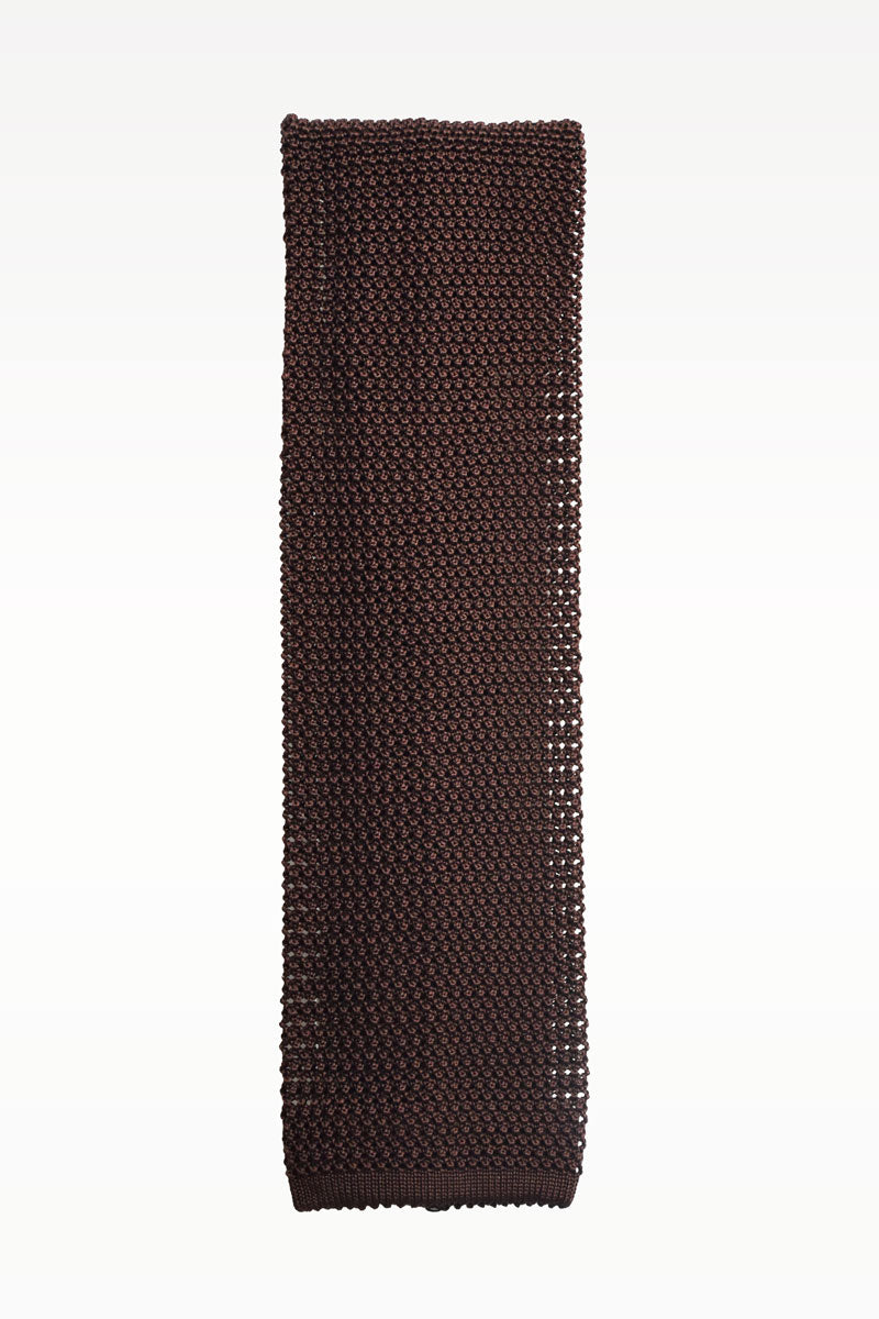 Brown knitted tie by Ardentes Clipei, close-up of textured fabric and classic design for a stylish, sophisticated look.